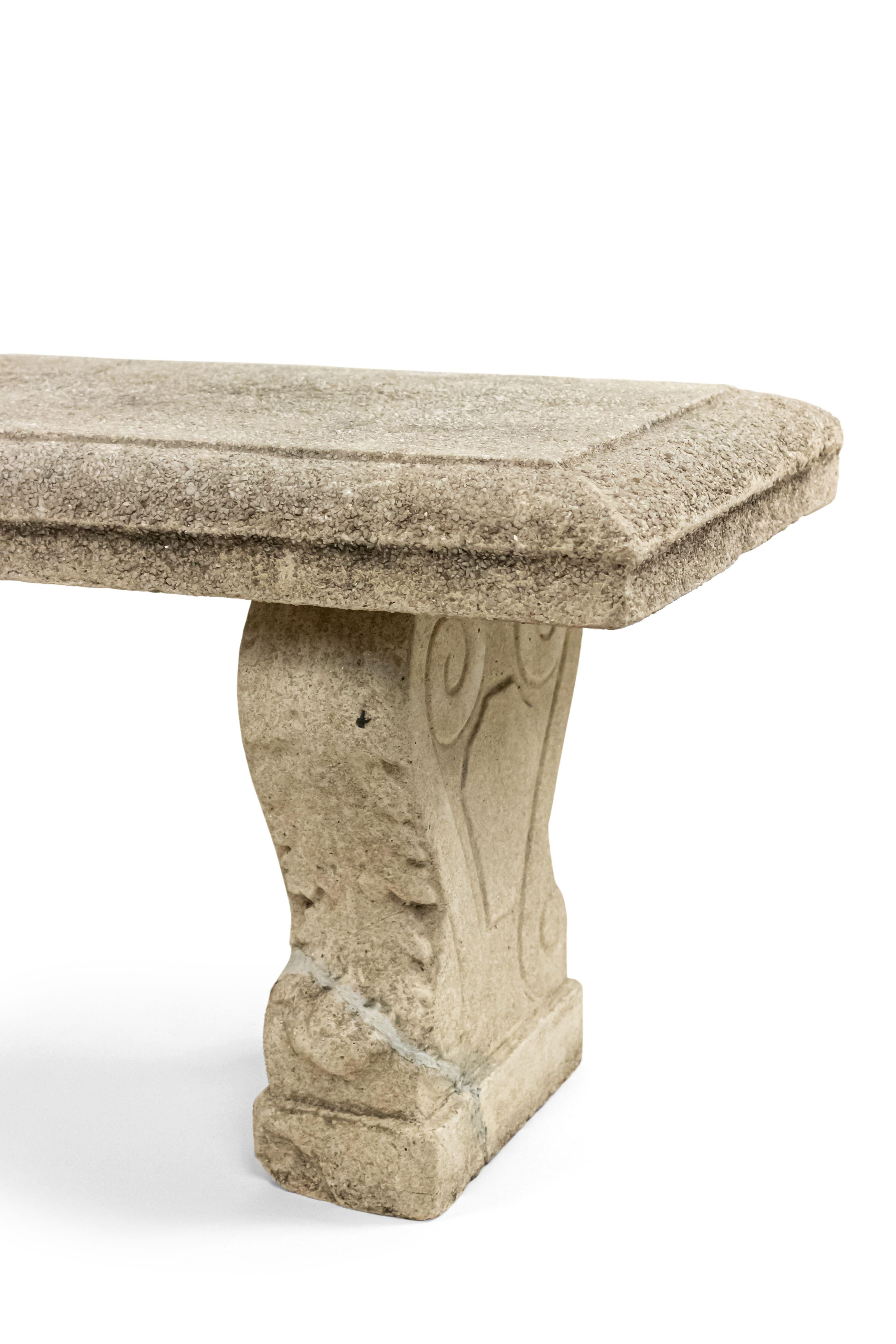 3teilige Betonbank für den Außenbereich mit Scroll-Design auf den Sockeln.

Mehrere tiefe Oberflächenrisse in der Nähe der Mitte der Bank