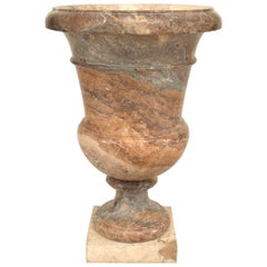Neoklassizistische Urne aus geädertem Marmor