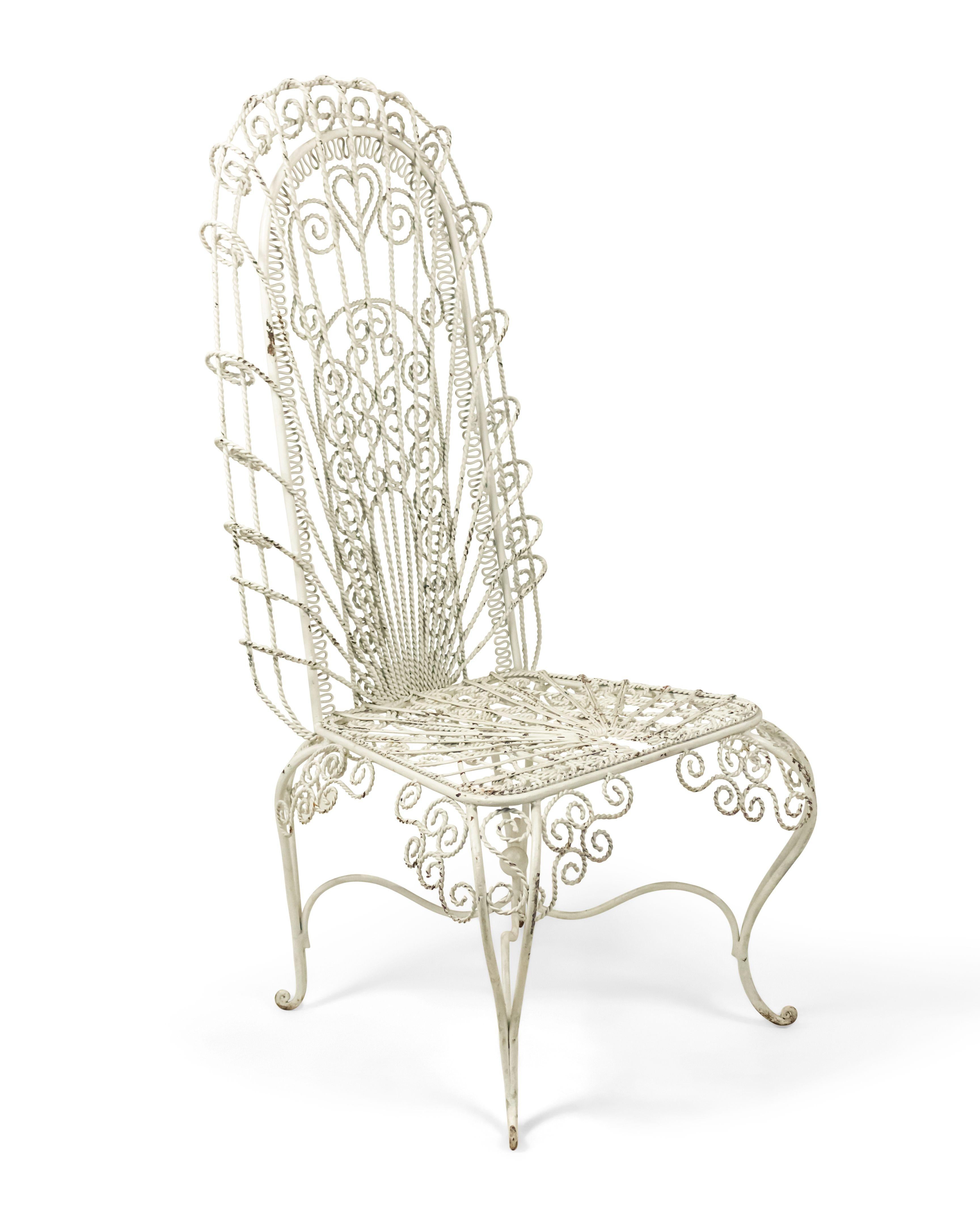 6 chaises d'extérieur Continental de style espagnol en fer, à haut dossier et à assise ronde (prix unitaire), 20e siècle.