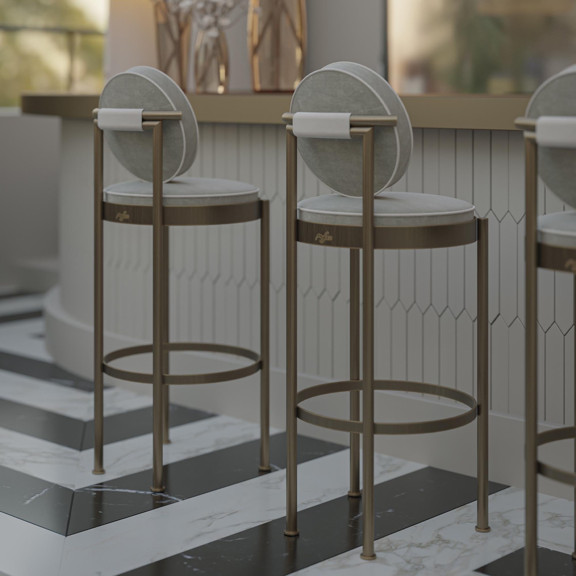 Sedia da bar per esterni con struttura in oro spazzolato in vendita 1