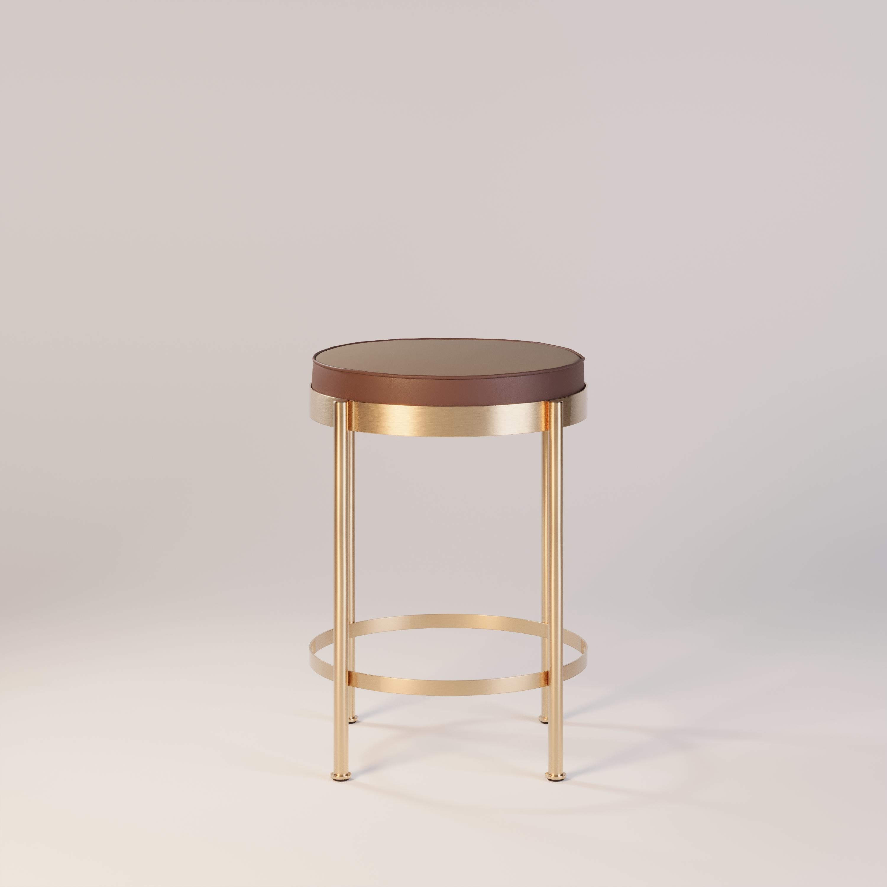 Taburete de exterior con tapicería de piel y estructura de oro cepillado Portugués en venta