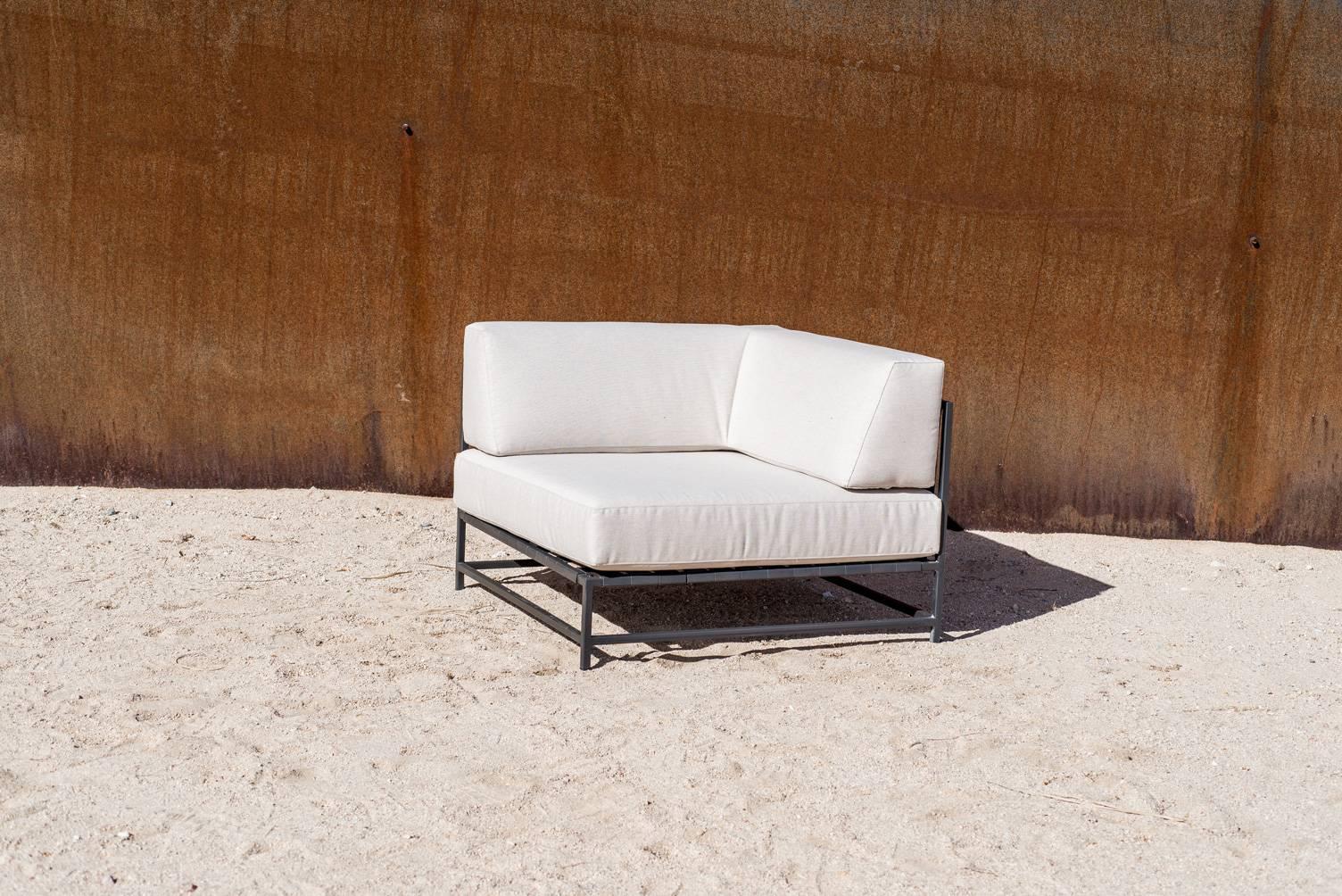 Outdoor Cream and Charcoal Corner Chair In New Condition For Sale In Los Angeles, CA