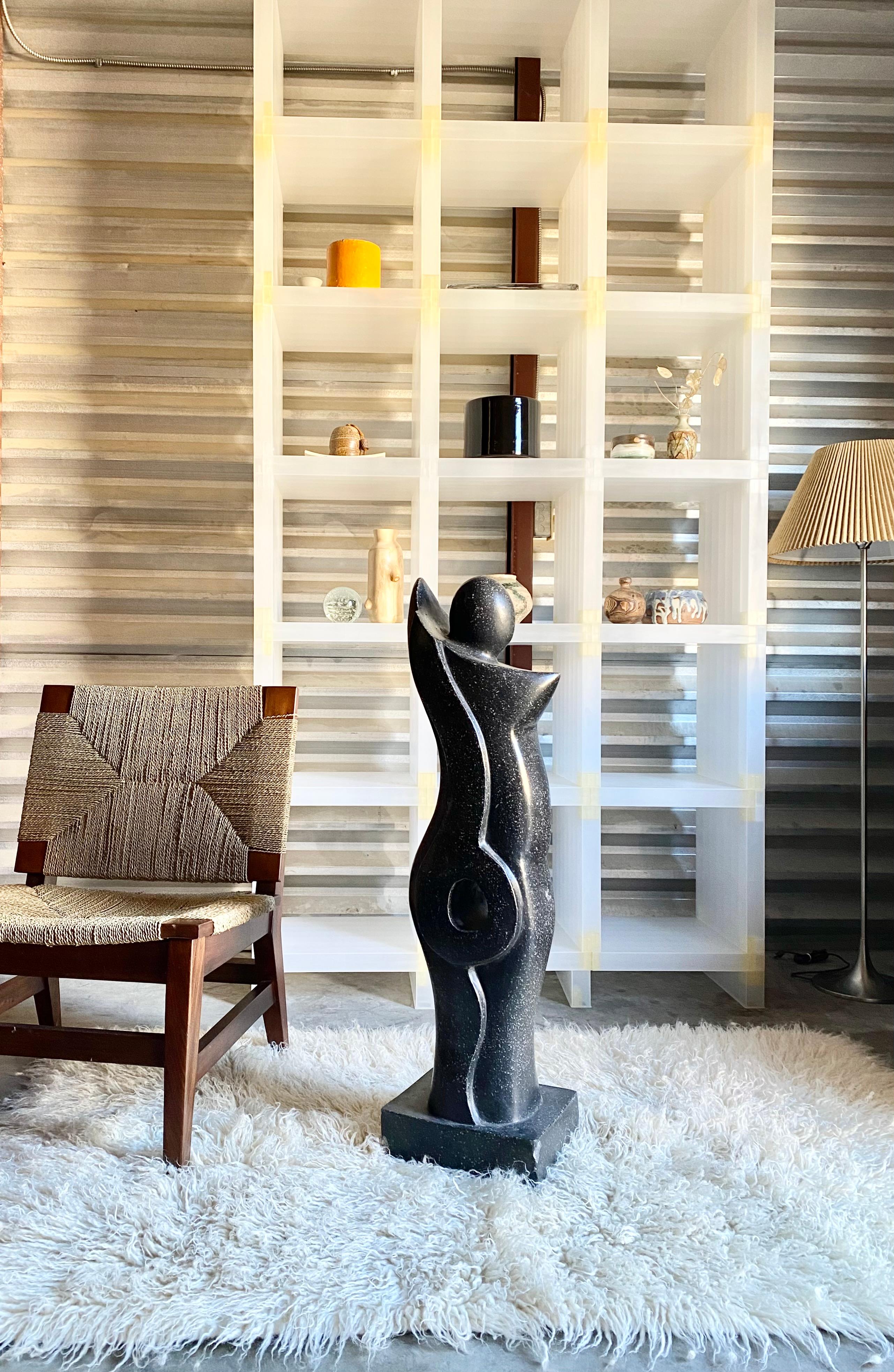 Escultura Cubista de Terrazo con Forma Femenina para Exterior en venta 3