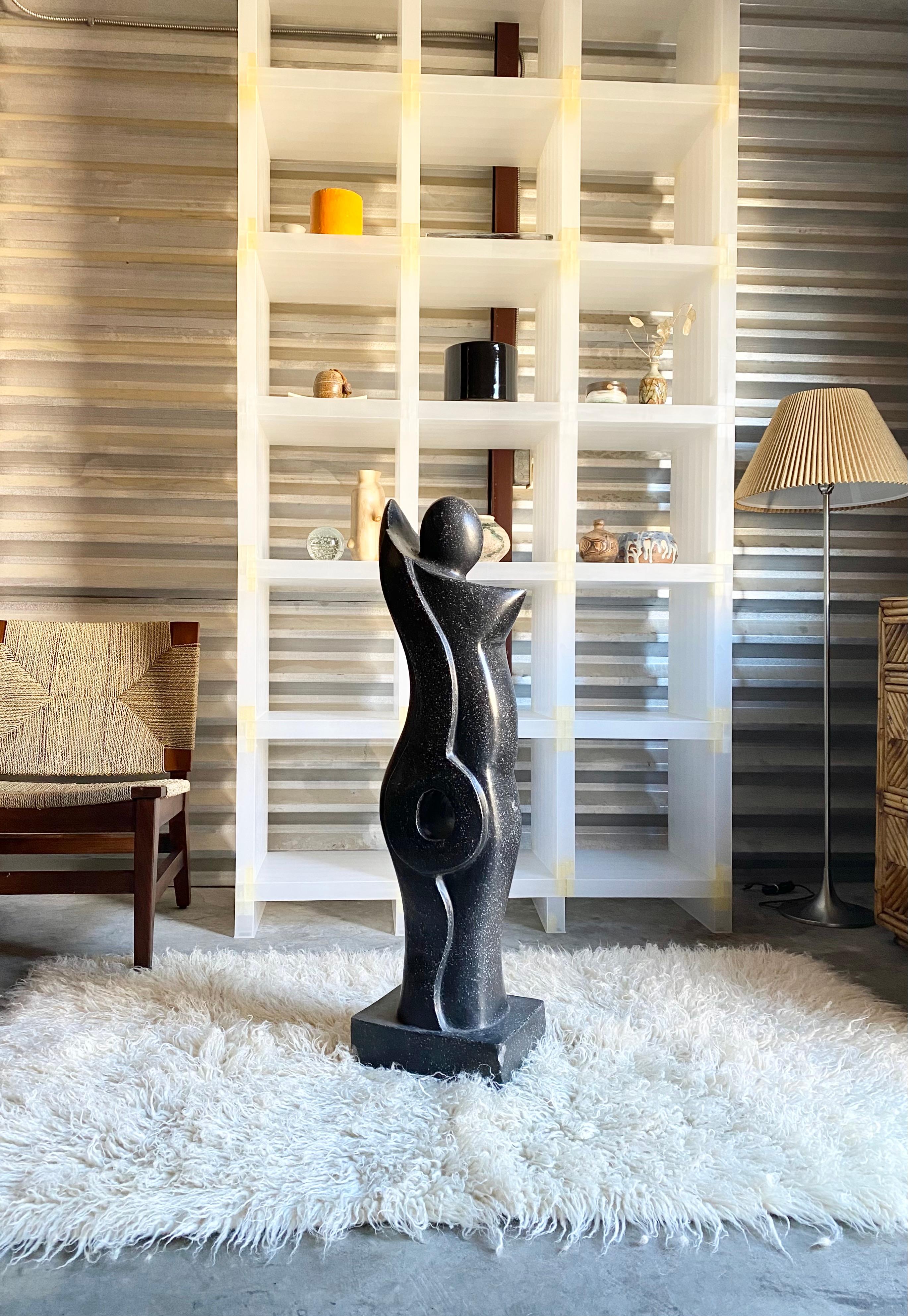 Escultura Cubista de Terrazo con Forma Femenina para Exterior en venta 4