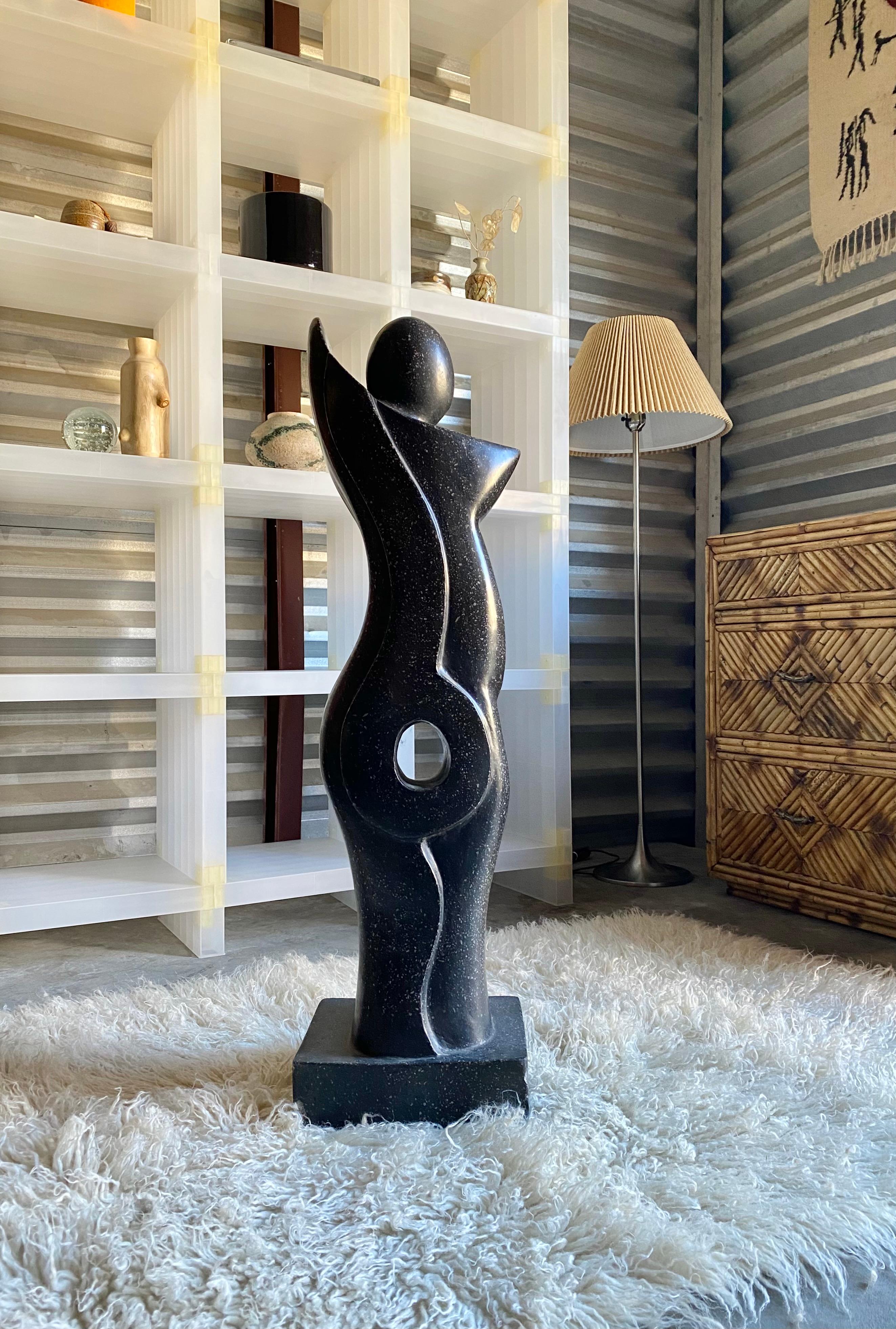 Escultura Cubista de Terrazo con Forma Femenina para Exterior Tallado a mano en venta