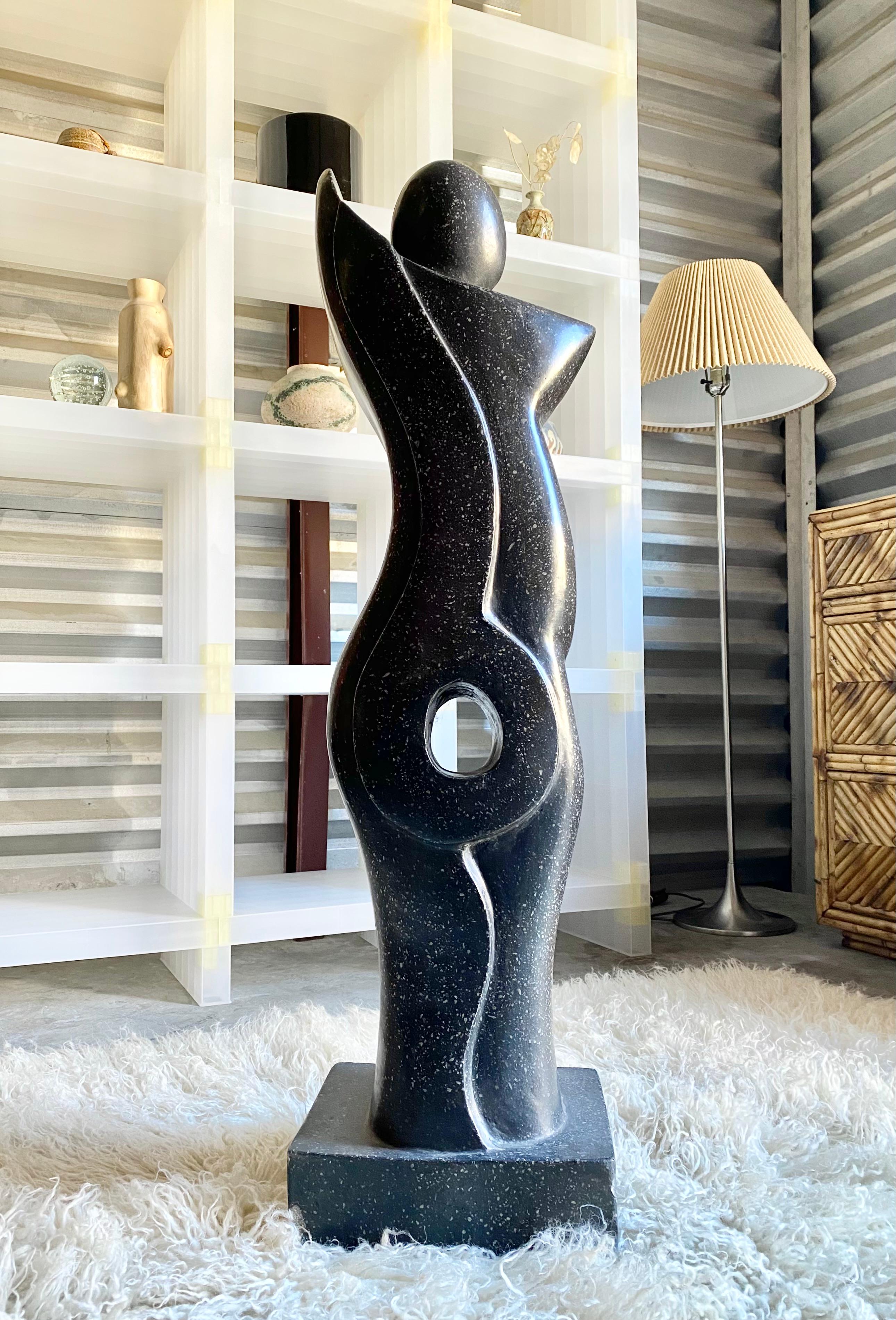 Escultura Cubista de Terrazo con Forma Femenina para Exterior Concreto en venta