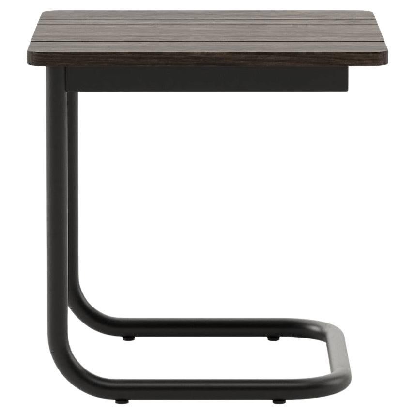 Cette table d'appoint crée une atmosphère chaleureuse pour des étés mémorables. Une pièce simple avec une texture inoubliable qui donne aux espaces extérieurs la personnalité qu'ils méritent.
MATERIAL : Pieds en acier inoxydable texturé noir ou