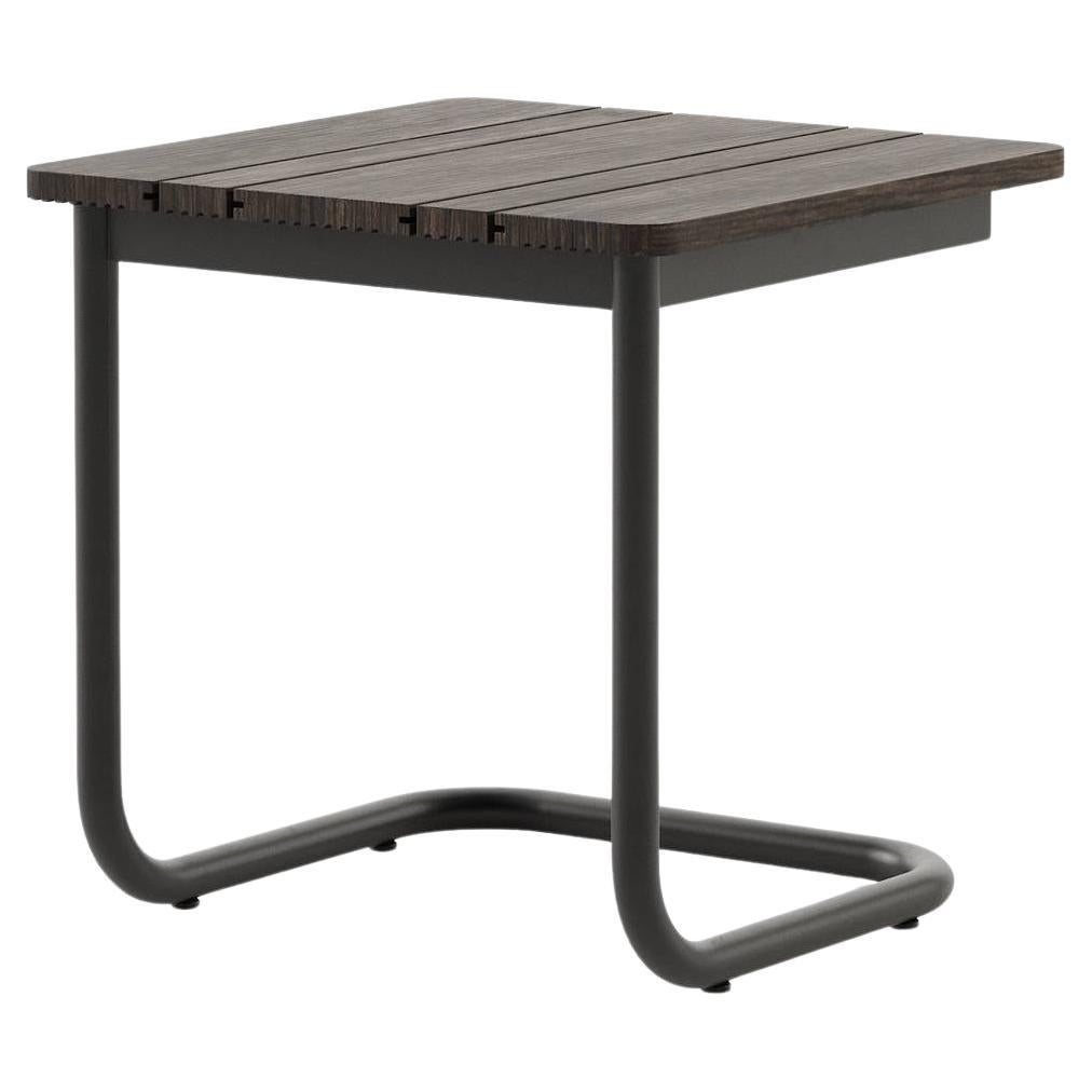 Moderne Table d'extérieur en bambou foncé avec base en acier texturé en vente