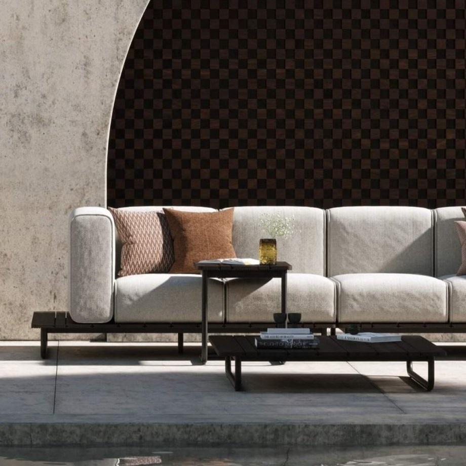 Table d'extérieur en bambou foncé avec base en acier texturé Neuf - En vente à NEW YORK, NY