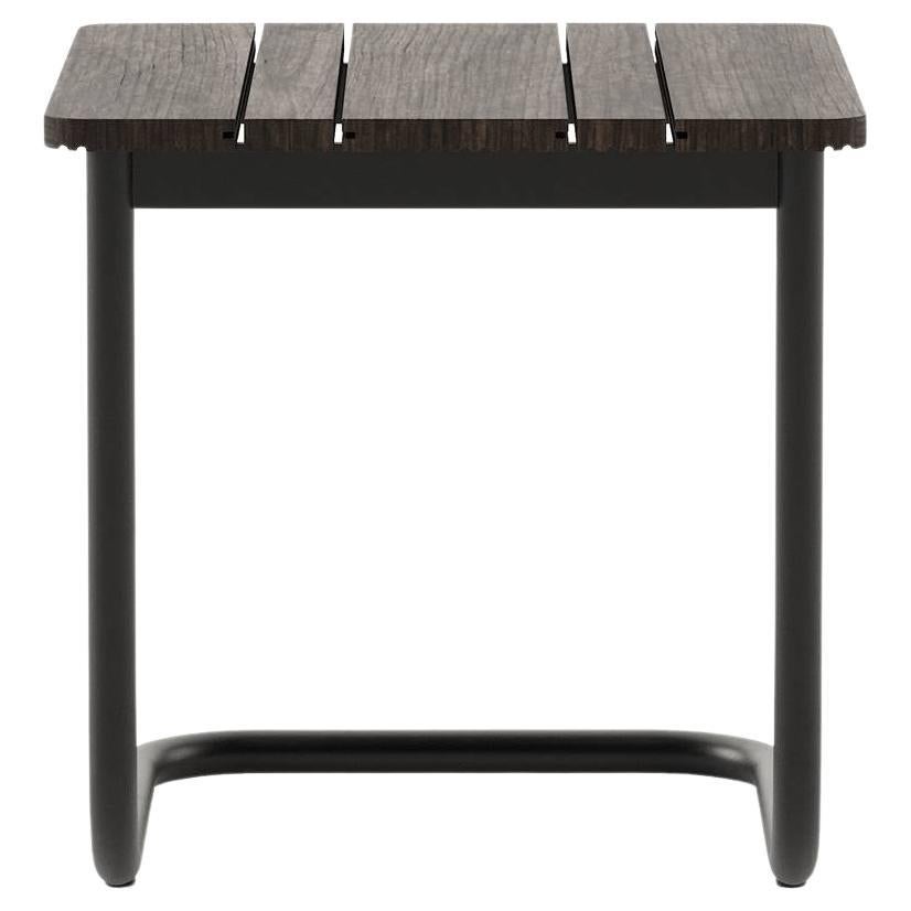 Mesa en C de bambú oscuro para exteriores con base de acero texturado