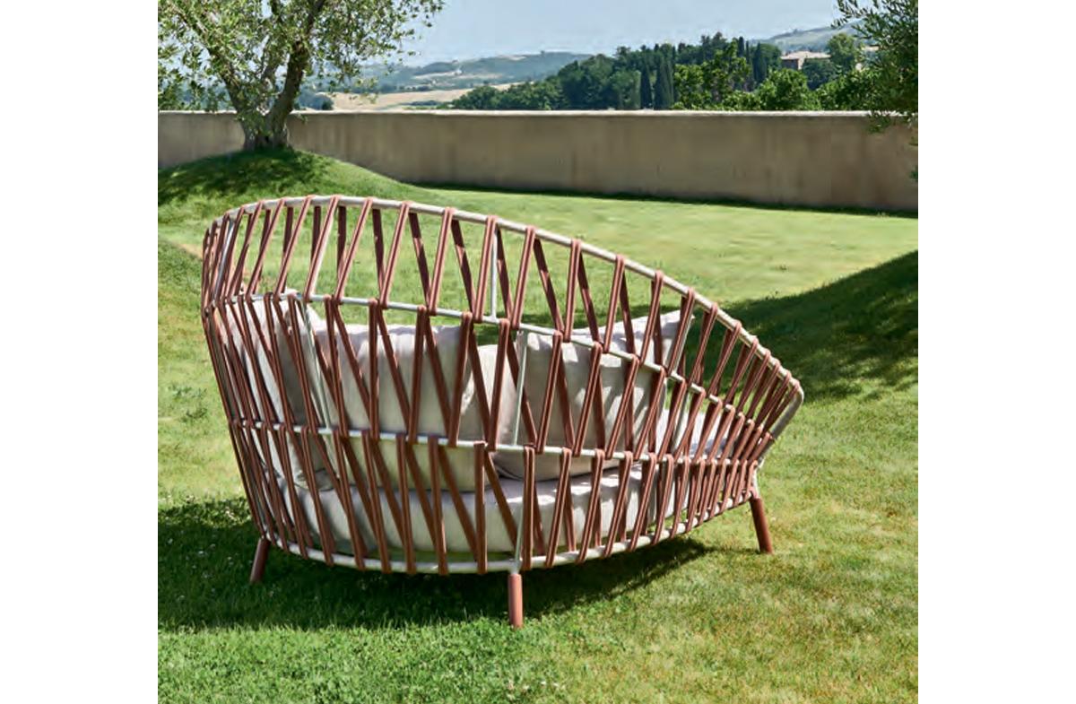 italien Lit de jour d'extérieur en aluminium peint par poudrage enveloppé d'une corde d'extérieur en vente