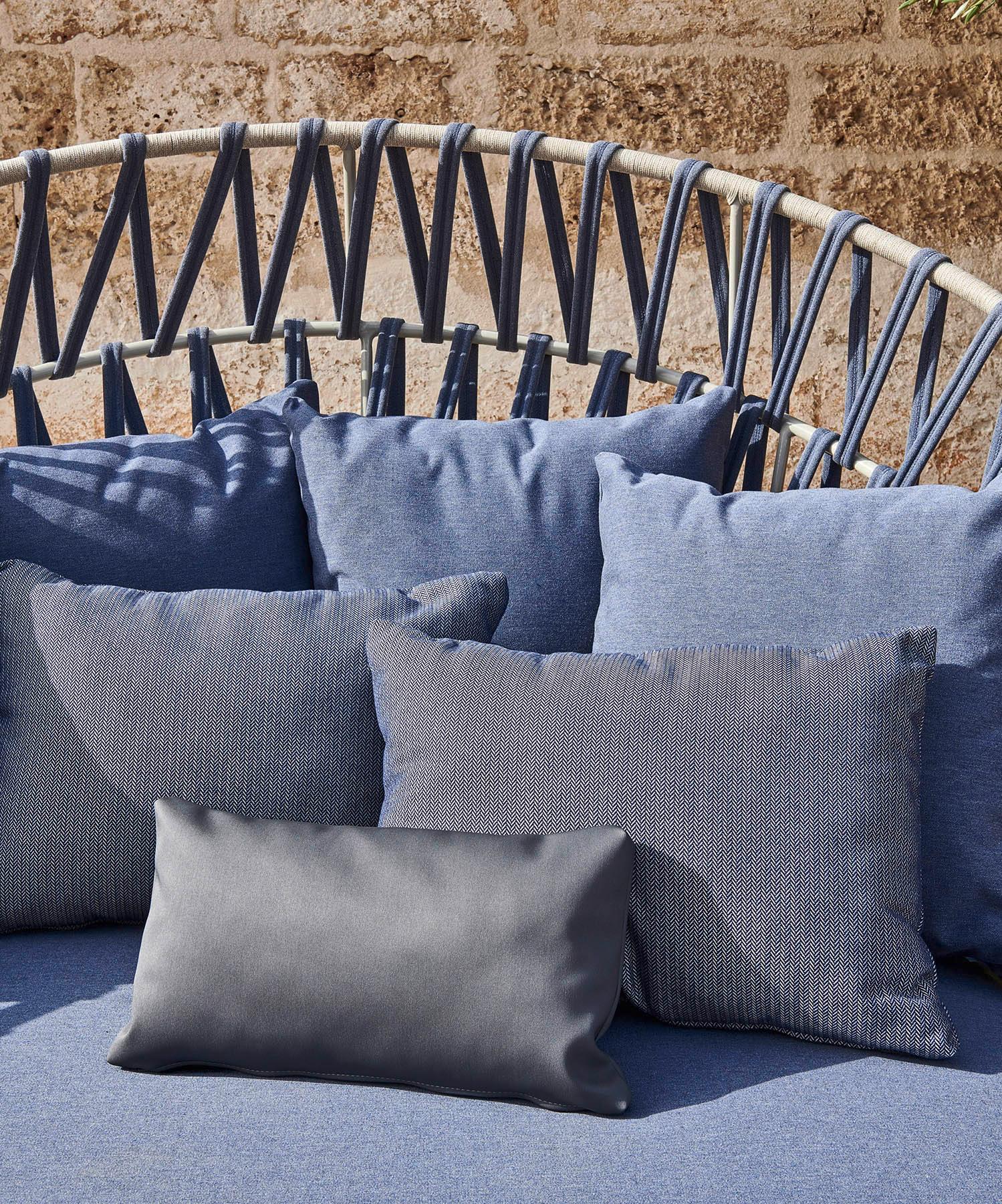 Lettino da giorno per esterni con struttura in alluminio verniciato a polvere e avvolto in una corda per esterni in vendita 1