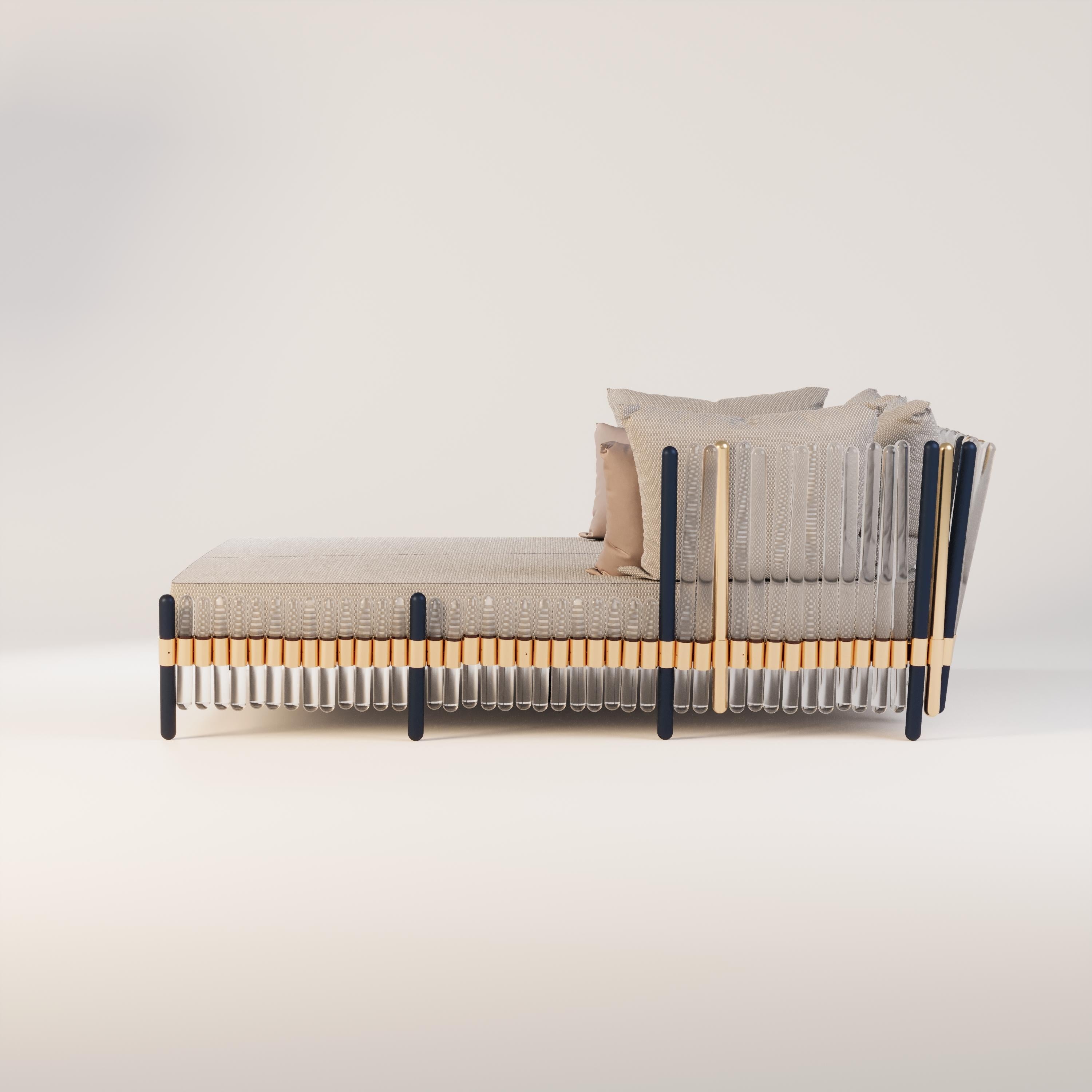 Elegante sofá-cama de exterior Houdini con detalles en azul marino y dorado Moderno en venta