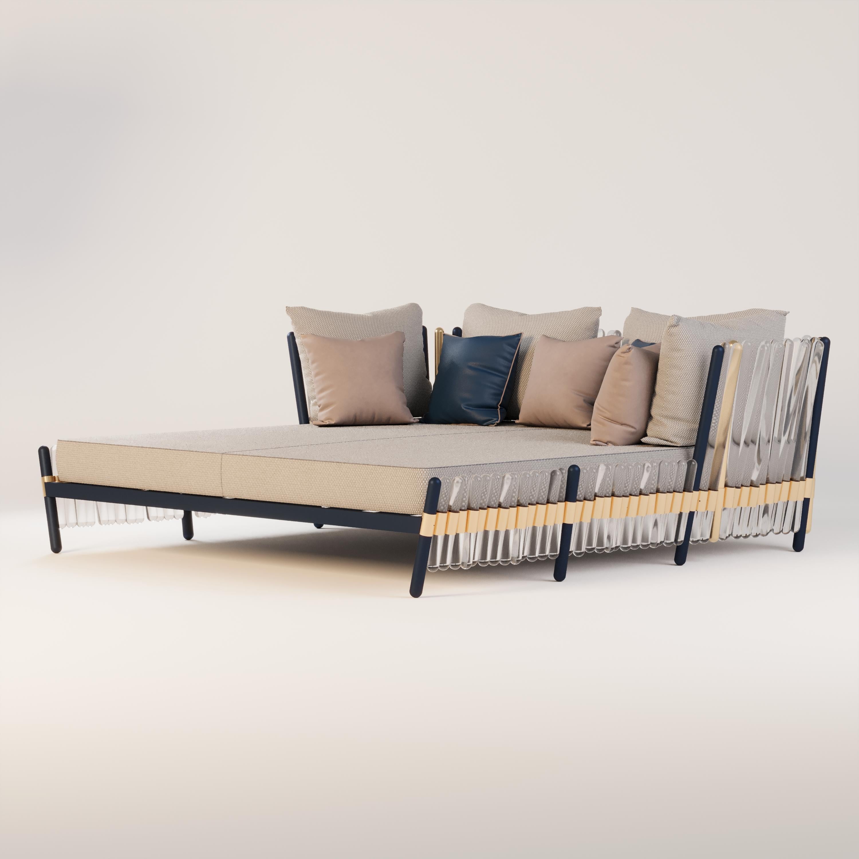 Elegante sofá-cama de exterior Houdini con detalles en azul marino y dorado Portugués en venta