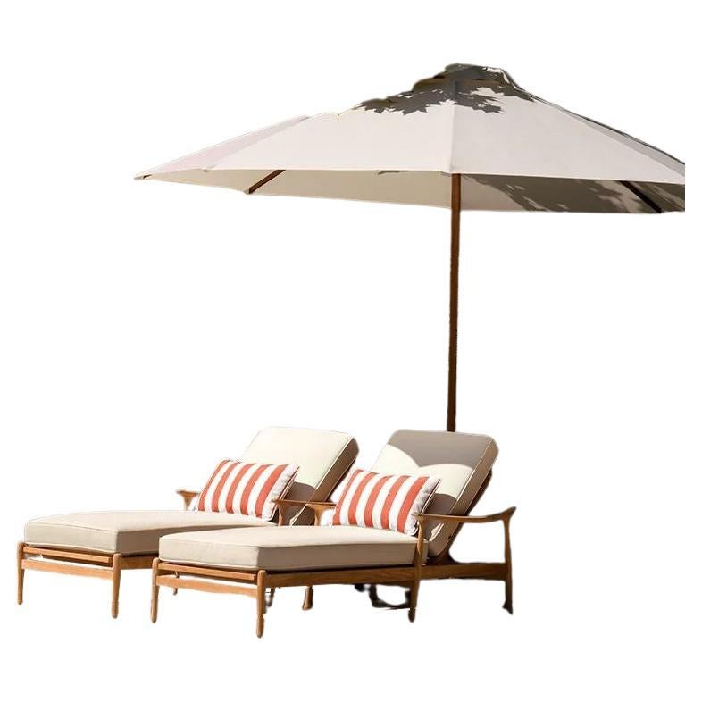 Modern Outdoor Daybed with off-white Cushions For Sale