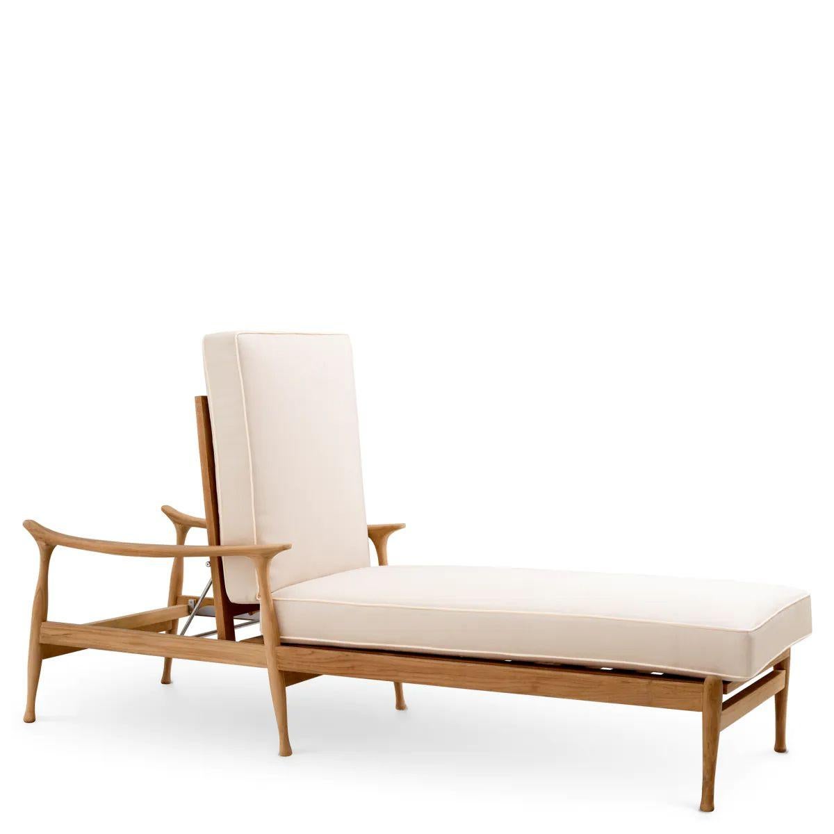Contemporary Outdoor Daybed with off-white Cushions For Sale
