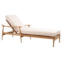 Liege für draußen mit cremefarbenen Polstern