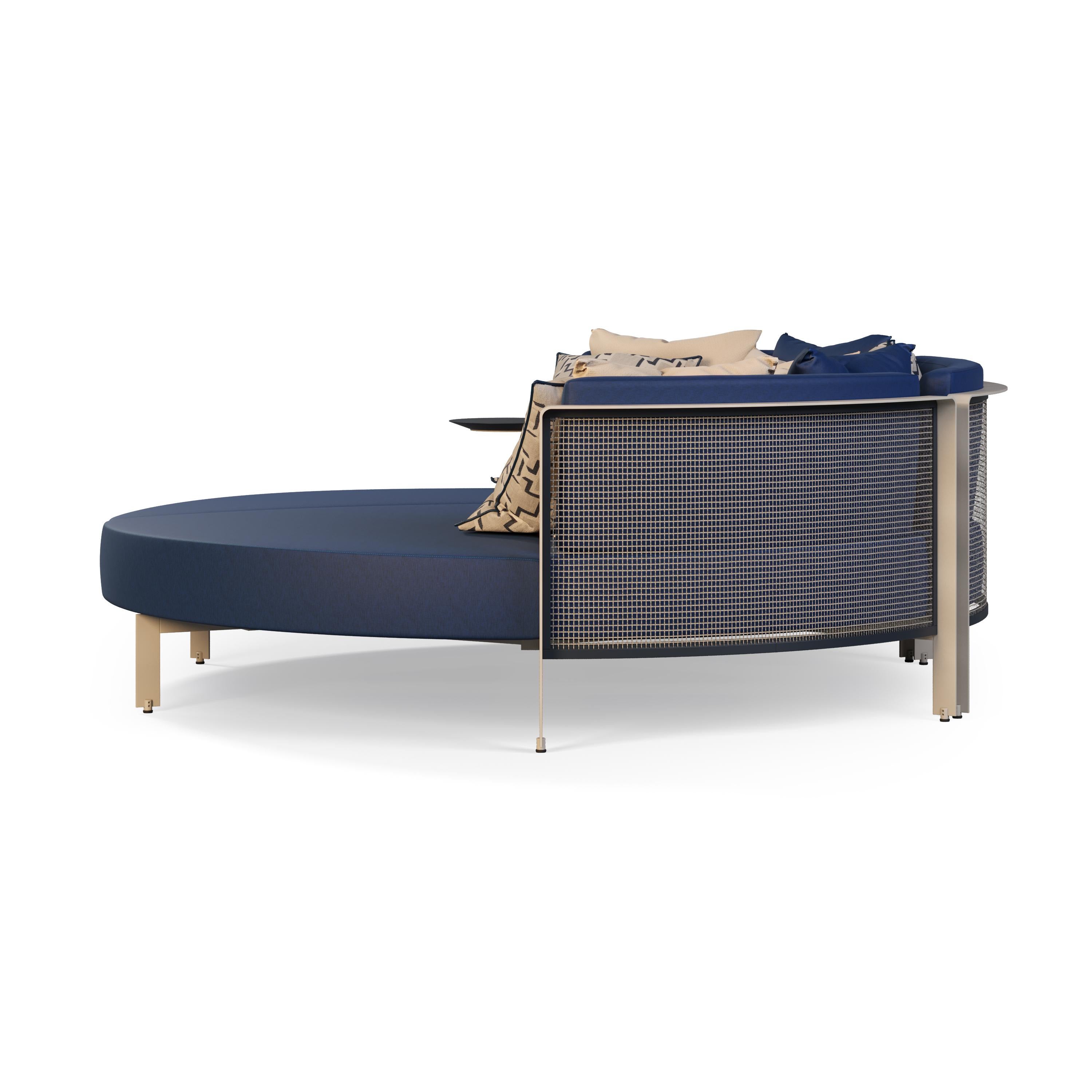 Moderno Lettino da giardino con cuscini decorativi beige e blu in vendita