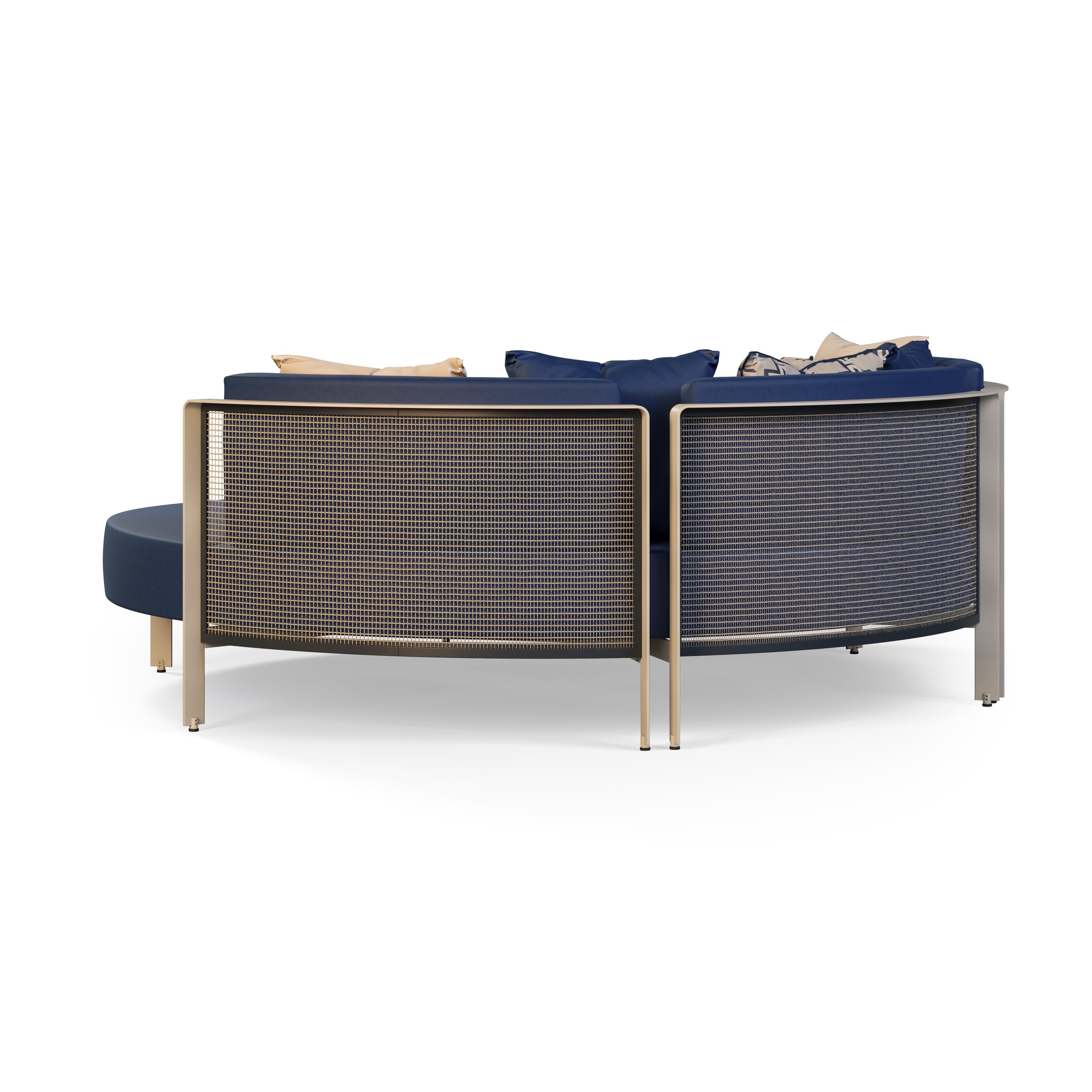 Portoghese Lettino da giardino con cuscini decorativi beige e blu in vendita