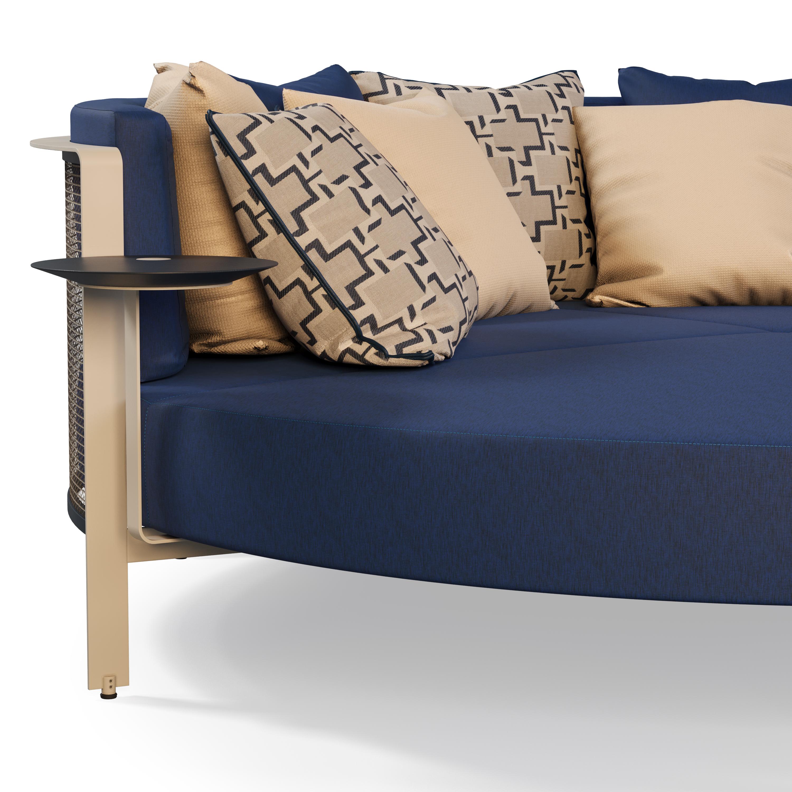 Metallo Lettino da giardino con cuscini decorativi beige e blu in vendita