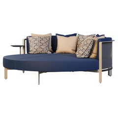 Garten- und Terrassen-Loungesessel mit beige und blauen dekorativen Kissen