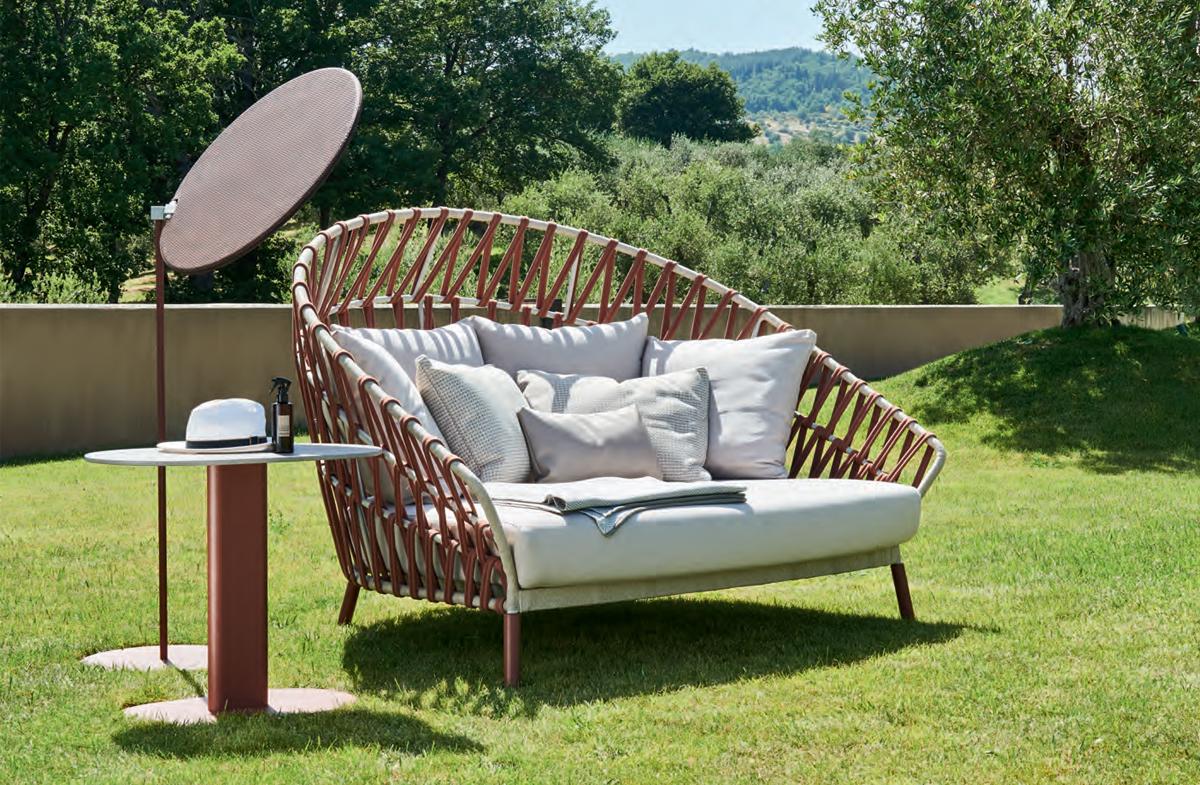 L'idea del divano incontra il letto: ecco il daybed. Quella della collezione Emma Cross si distingue per la forma, decisamente cocooning grazie alla combinazione schienale-braccioli, contraddistinta dall'intreccio, realizzato a mano in tessuto