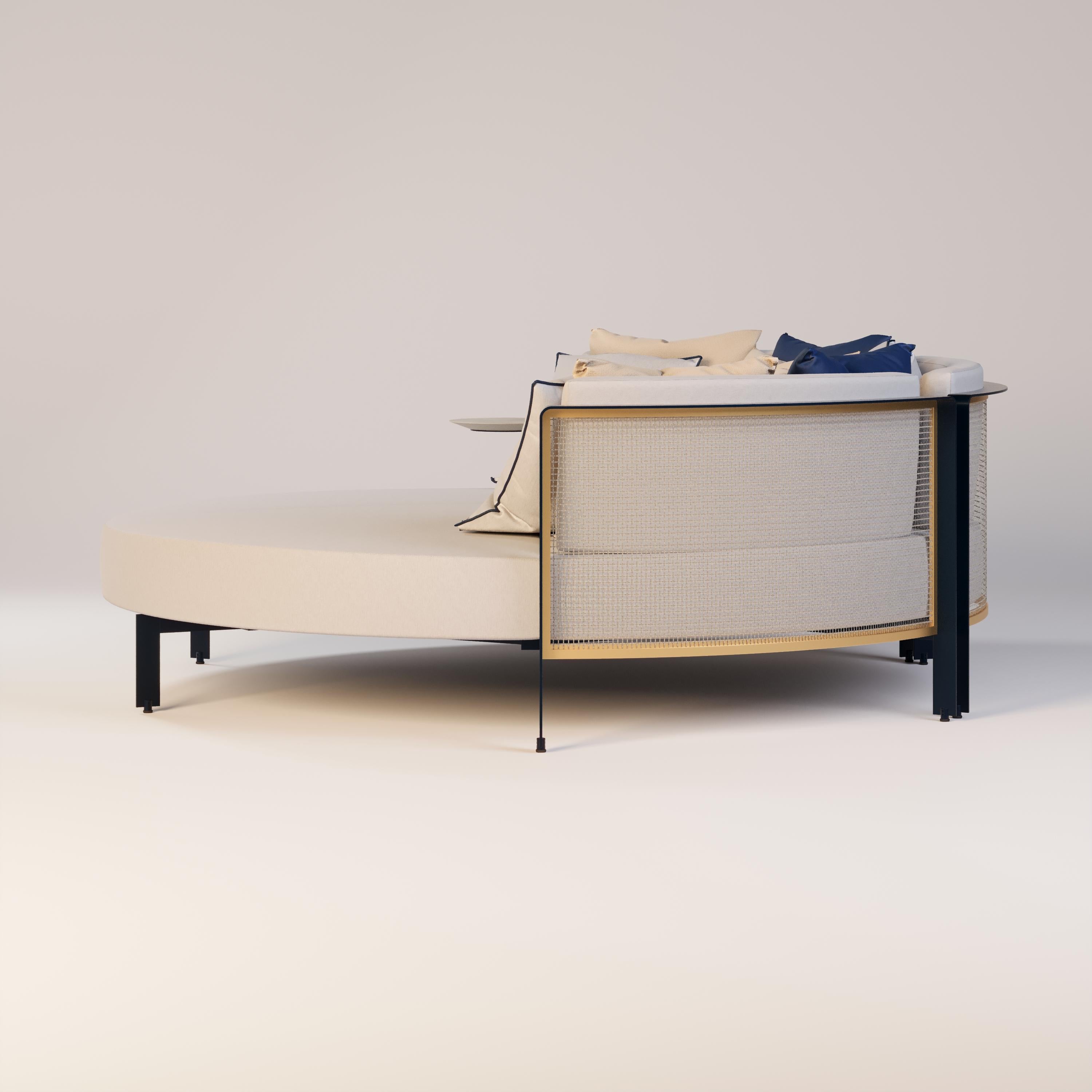 Modern Durable Outdoor Daybed Featuring Waterproof Upholstery For Sale