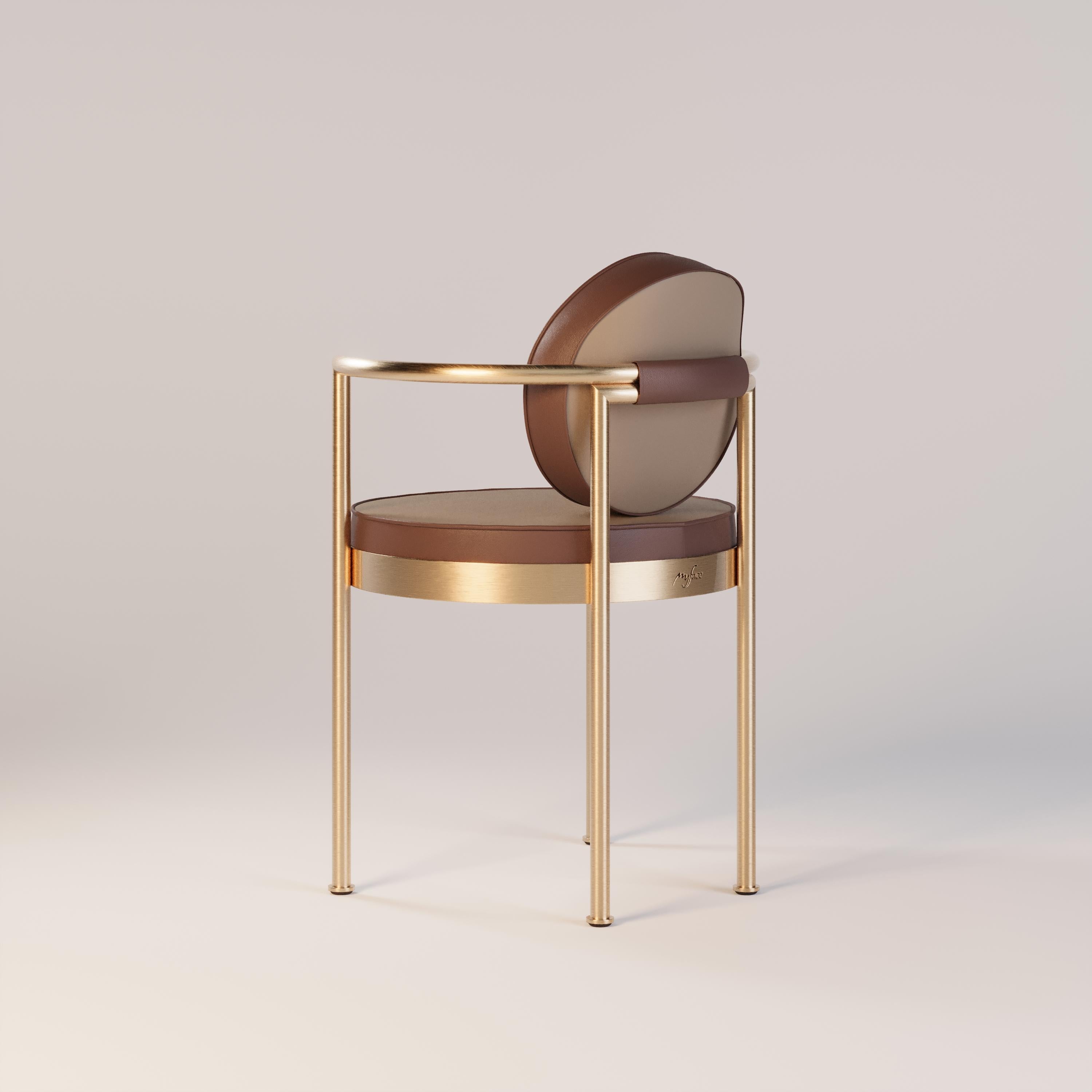 Moderne Fauteuil de salle à manger d'extérieur avec accents dorés et revêtement en cuir en vente