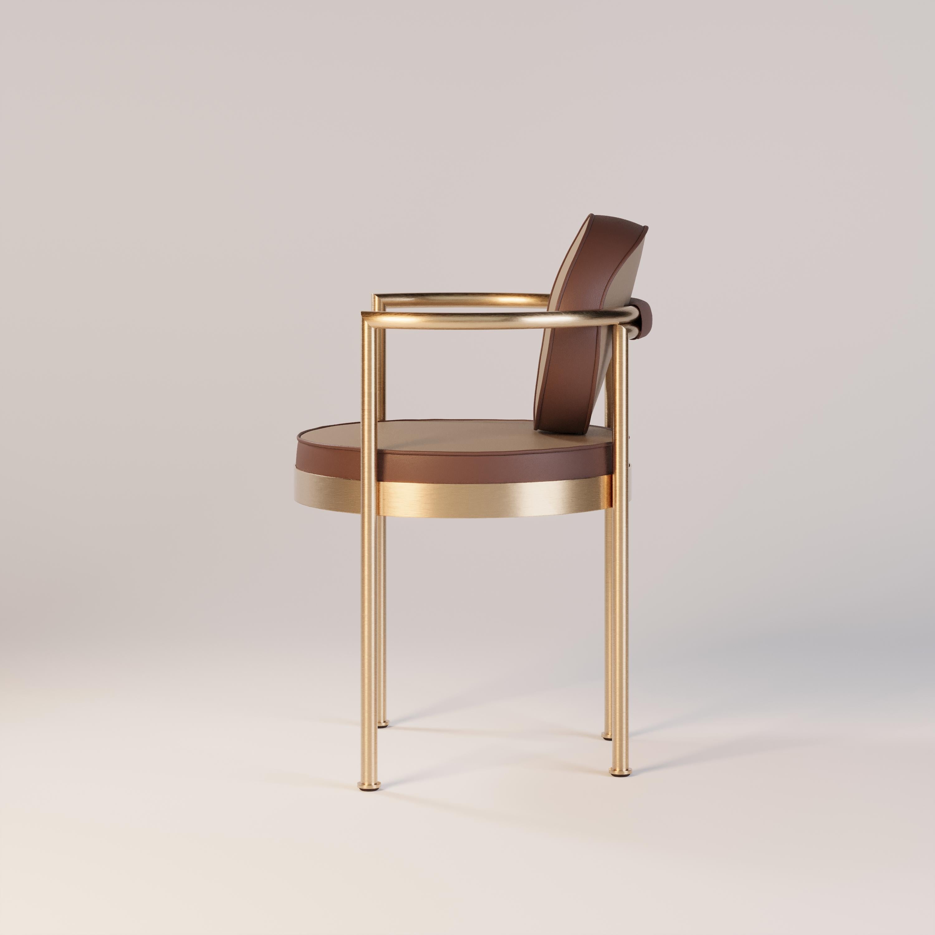Portugais Fauteuil de salle à manger d'extérieur avec accents dorés et revêtement en cuir en vente