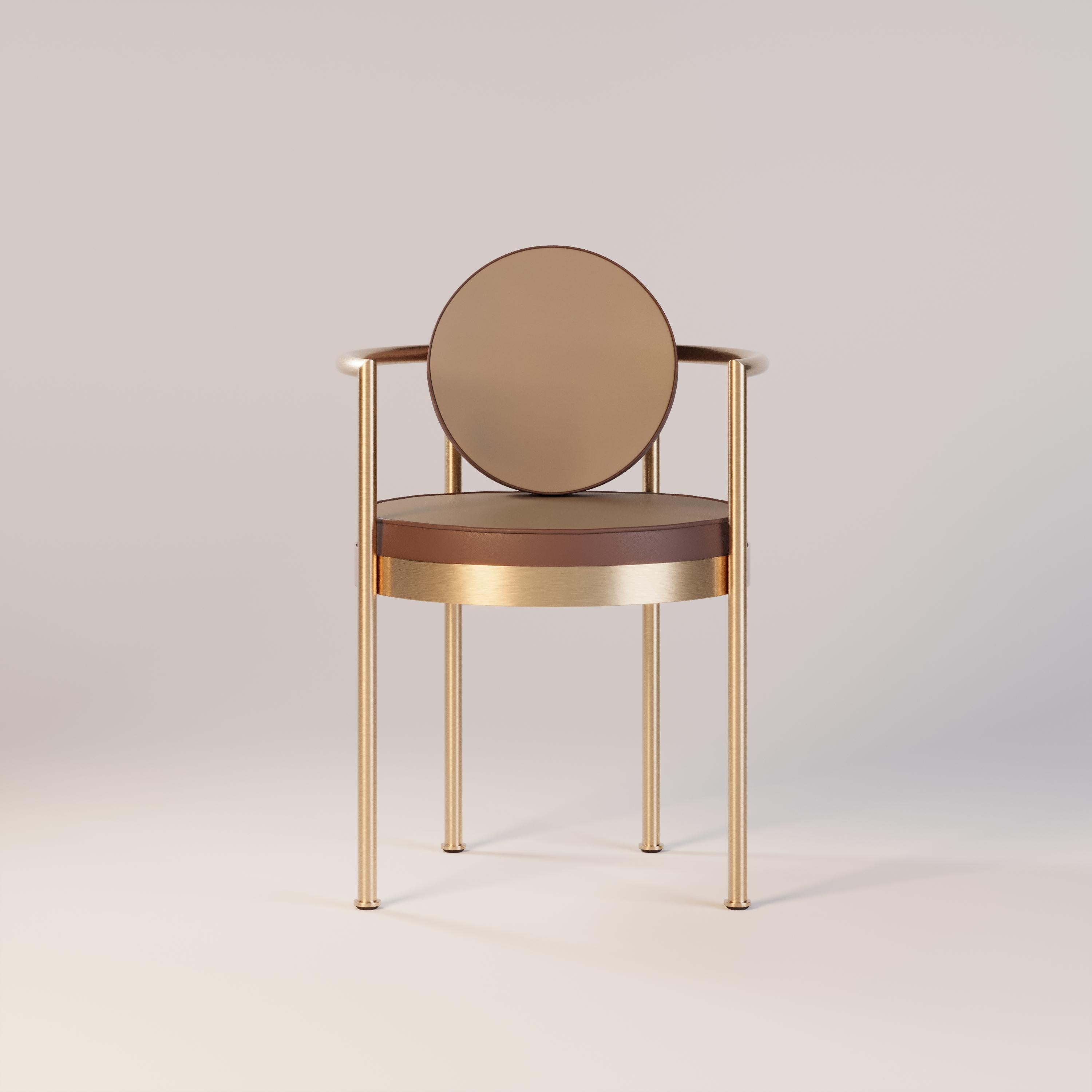 XXIe siècle et contemporain Fauteuil de salle à manger d'extérieur avec accents dorés et revêtement en cuir en vente
