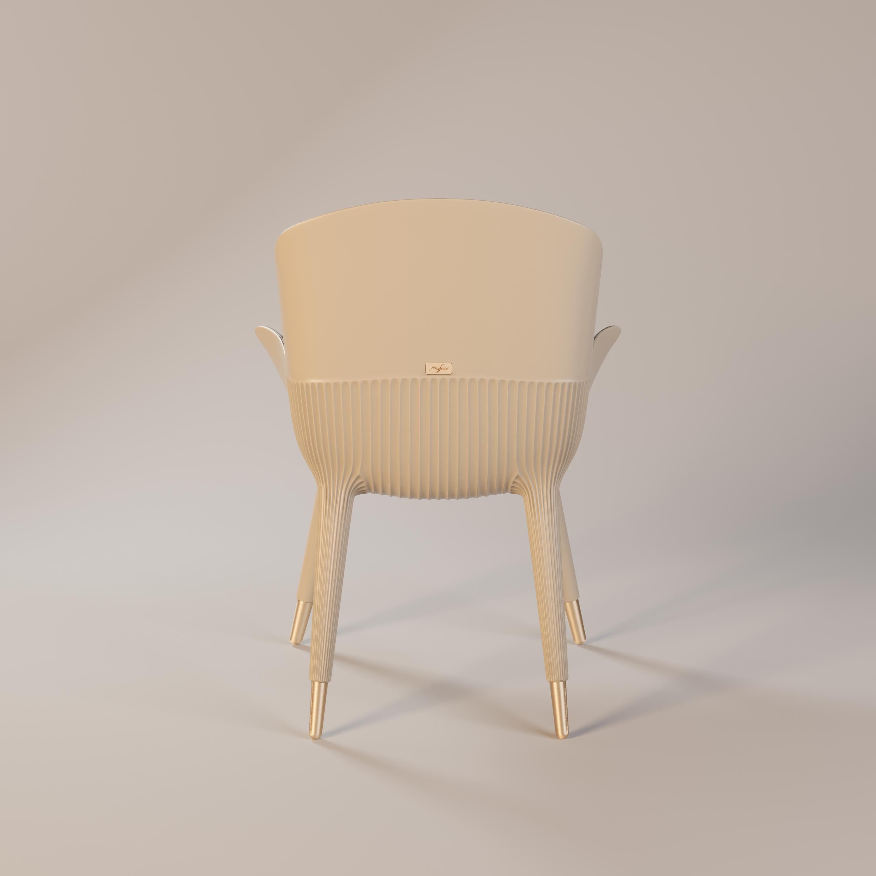 Eleanor Esszimmerstuhl 

Der Eleanor Esstischsessel ist ein Stück, dessen Ausgangspunkt Komfort und Funktionalität ist. Das schlichte Design, die femininen Kurven und die wellenförmige Textur betonen und bereichern die zentralen Punkte - Beine,