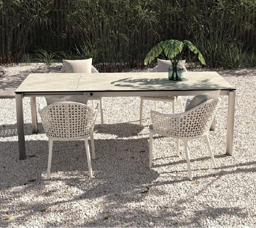 Asiatico Poltrone da pranzo per esterni in vimini resistente agli agenti atmosferici / Set di 8 in vendita