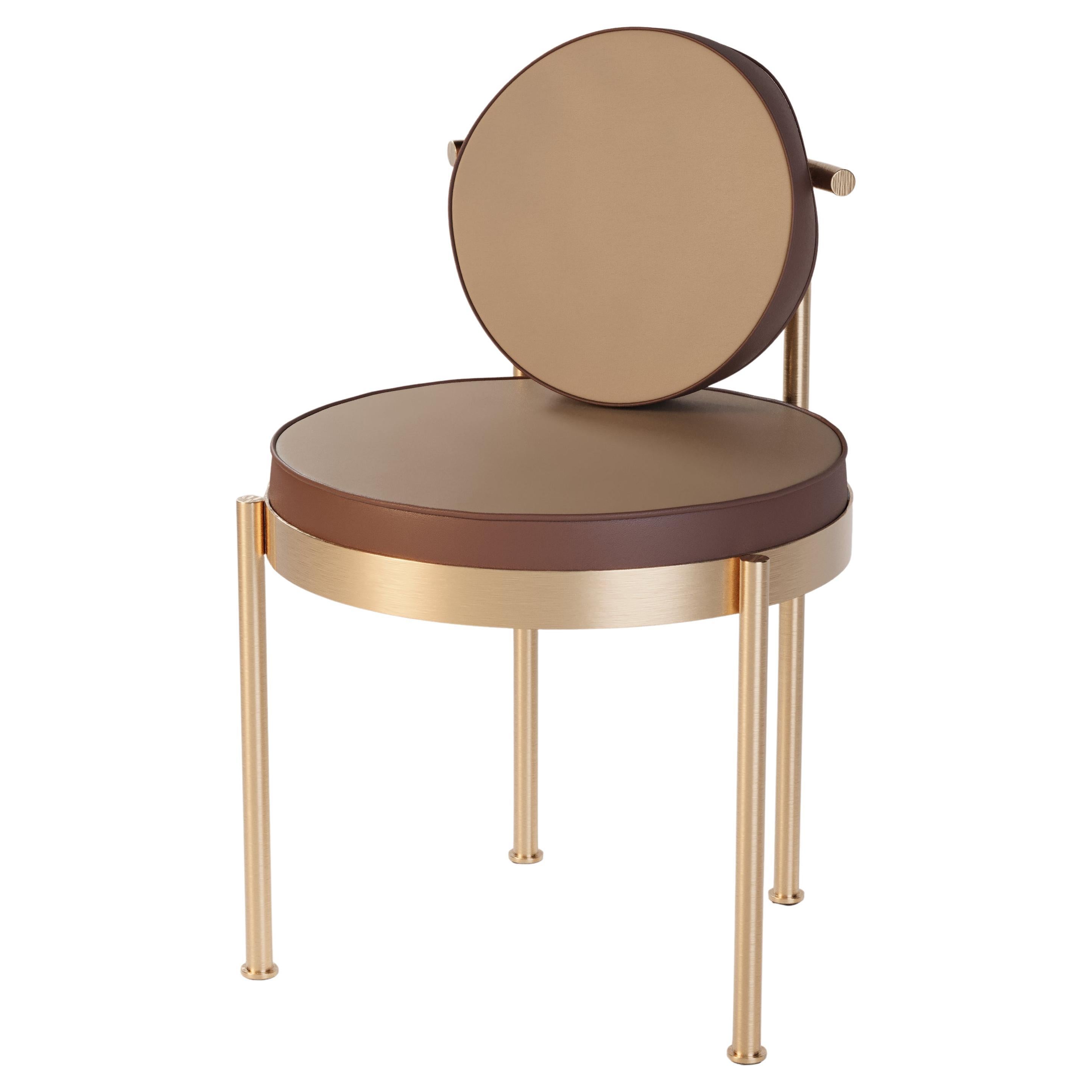 Stilvoller Terrassenstuhl mit goldenem Gestell