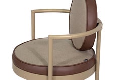 Outdoor-Esszimmerstuhl mit Lederdetails und Goldstruktur