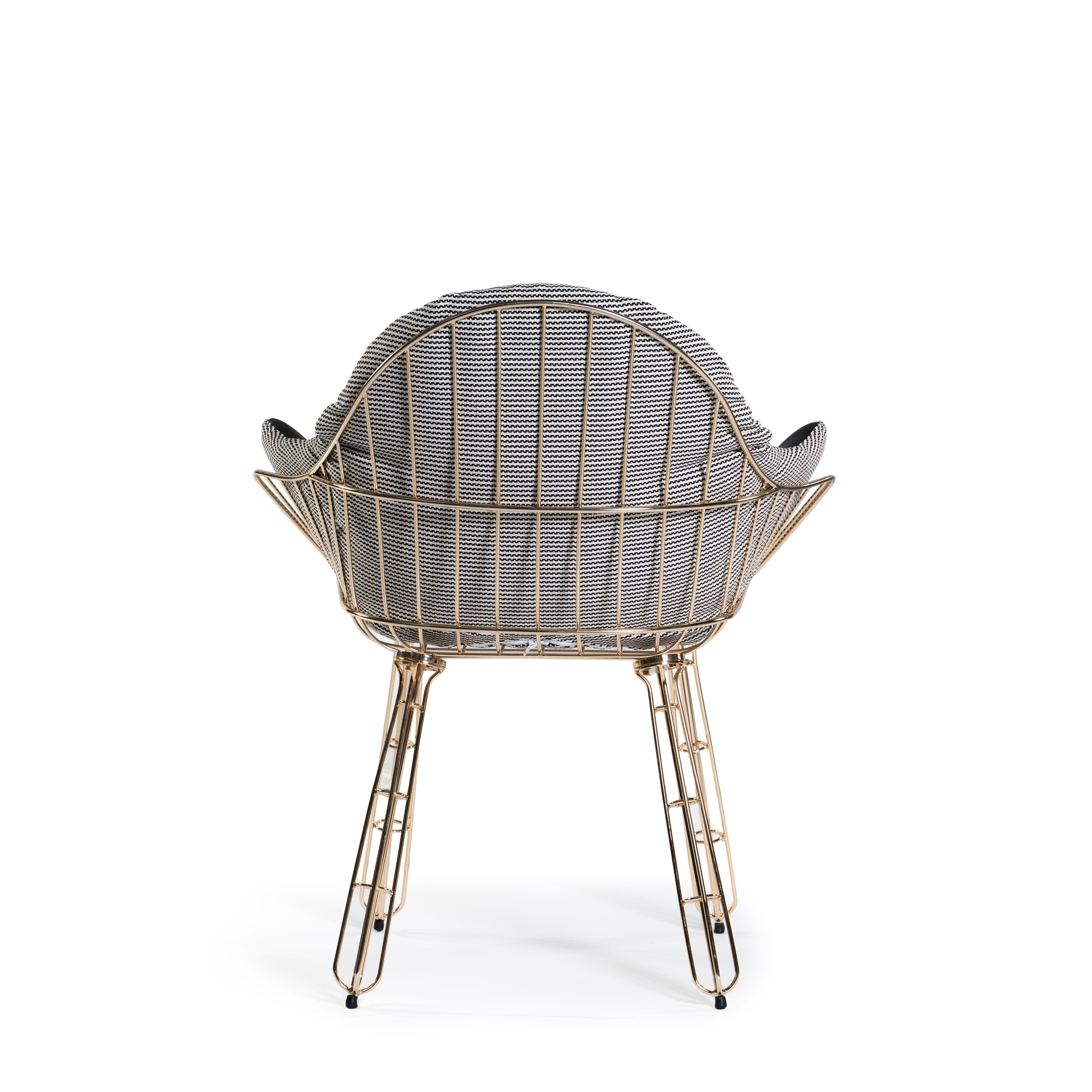 Portugais Chaise de salle à manger d'extérieur en tissu noir imperméable et acier inoxydable plaqué or en vente