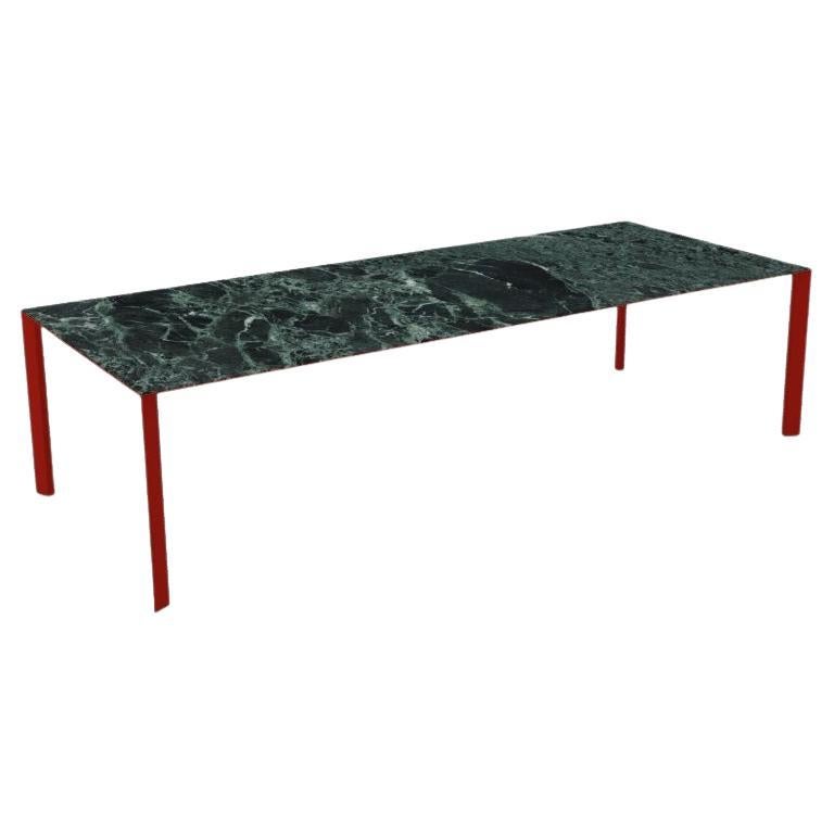 Tavolo da pranzo fisso con base a quattro gambe. Gambe e struttura laccate in verde salvia. Piano del tavolo in ceramica con finitura Greene & Greene.
Disponibile anche la versione con struttura in metallo e piano in vetro verniciato.