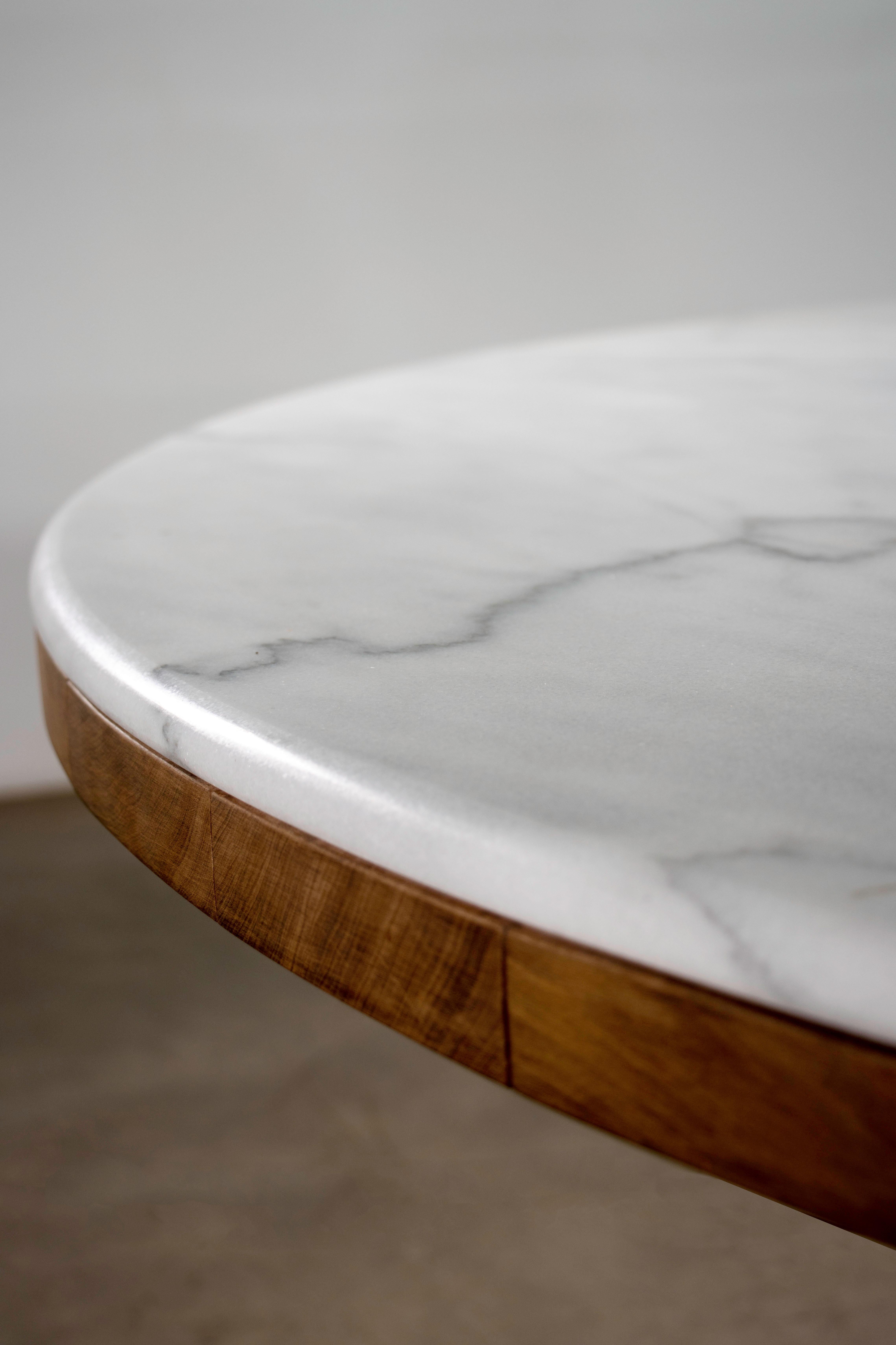 Argentin Table de salle à manger d'extérieur avec base en métal, teck et plateau en marbre de Costantini, Aragon en vente