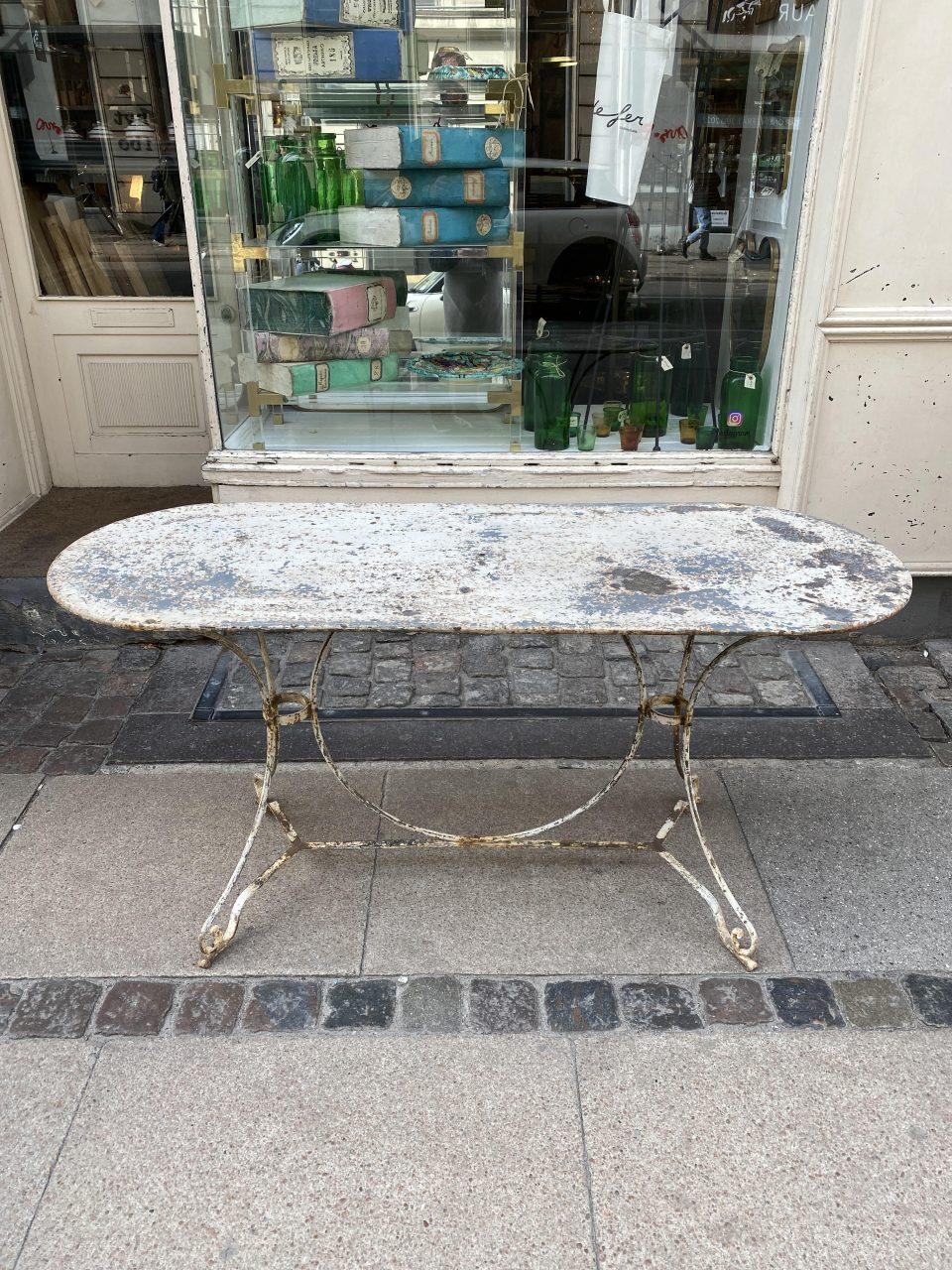 Much sought after old French garden table / café table, with a rare and distinctive table top and marvellous patina.

Elegantly designed in iron, the table has a charming oval table top and rounded edges as well as a beautifully eye-catching