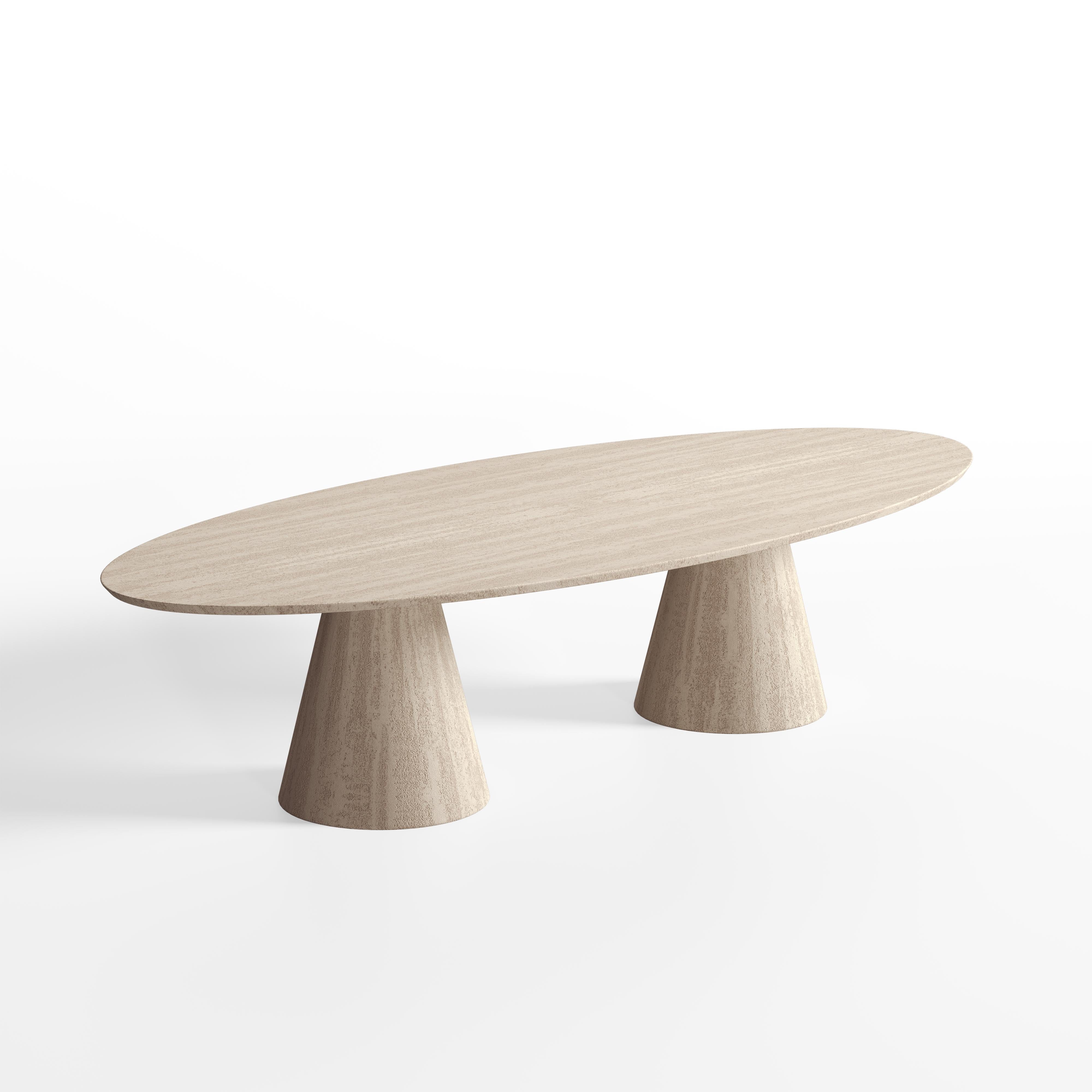 Esta mesa de comedor elíptica para exterior se caracteriza por su presencia atrevida y escultural, con un acabado de resina cepillada de efecto travertino que imita maravillosamente la textura orgánica de la piedra natural, al tiempo que garantiza