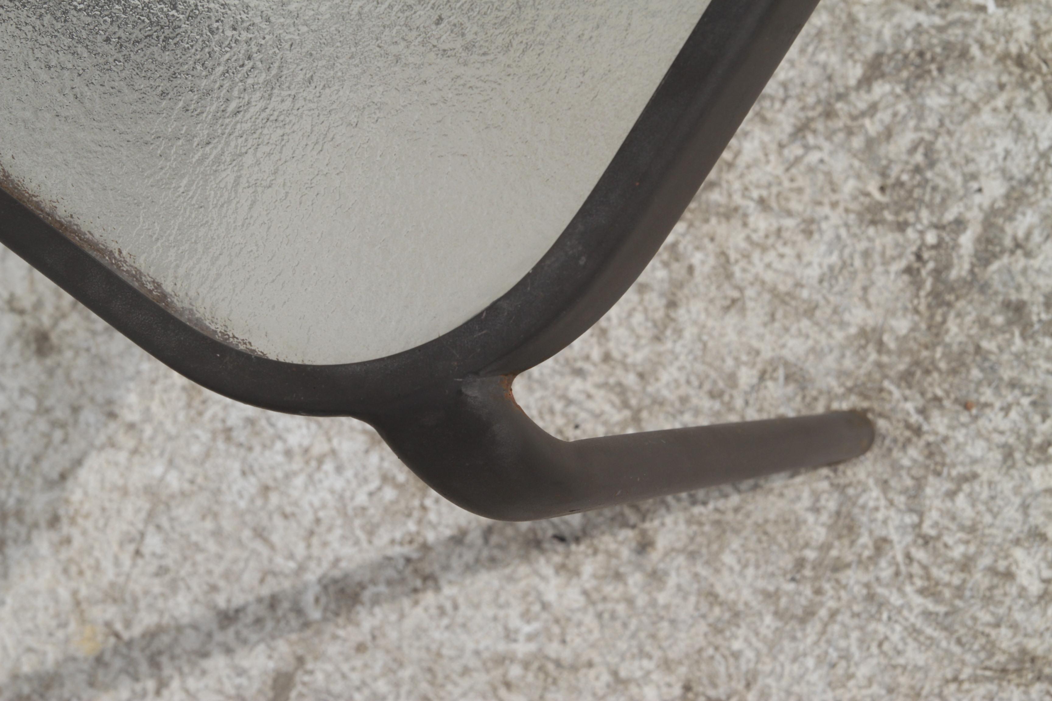 Paar Outdoor-Endtische mit Glasplatten im Zustand „Hervorragend“ im Angebot in Pasadena, TX