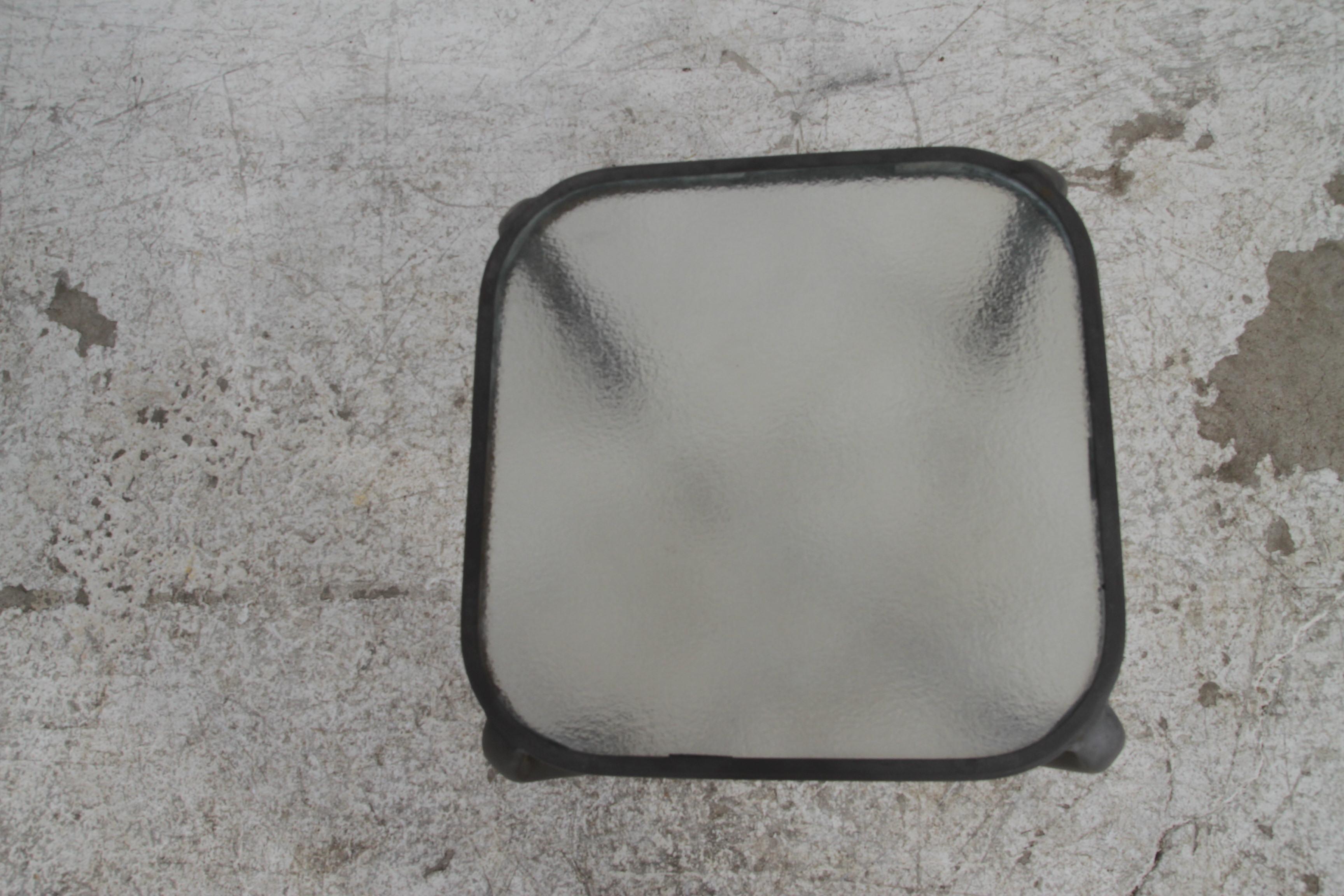 Paar Outdoor-Endtische mit Glasplatten (20. Jahrhundert) im Angebot