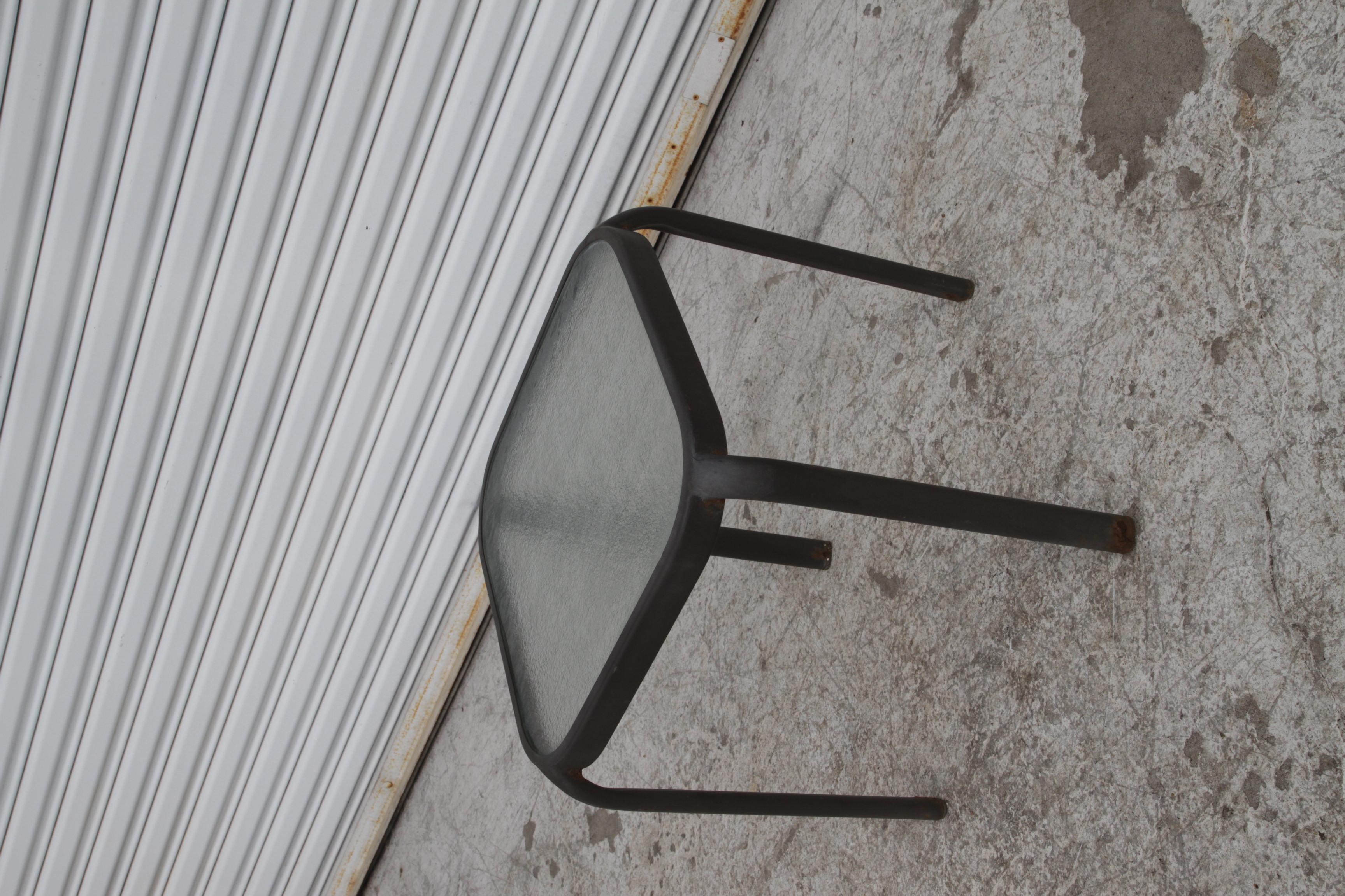 Paar Outdoor-Endtische mit Glasplatten im Angebot 1