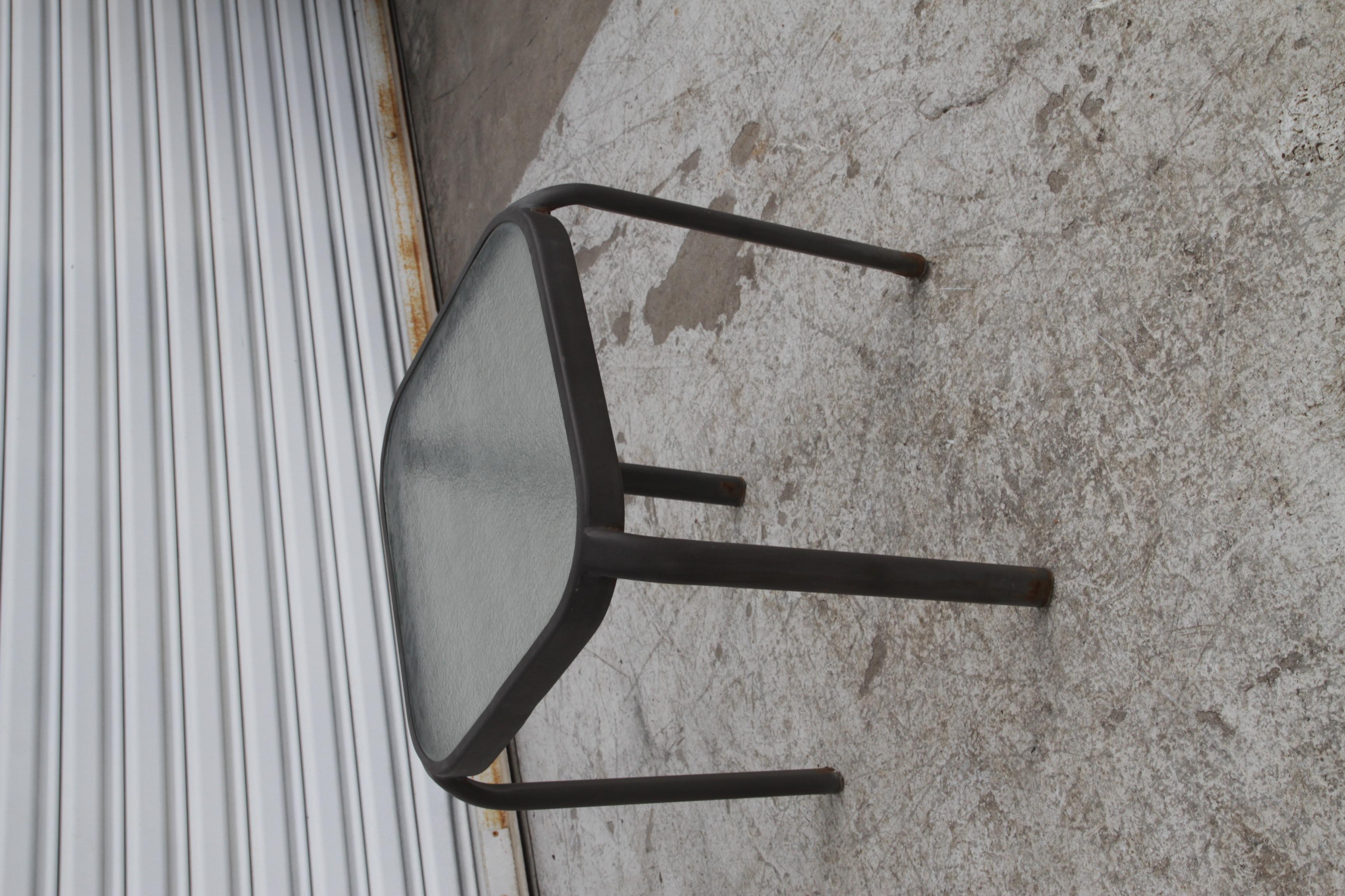 Paar Outdoor-Endtische mit Glasplatten im Angebot 2