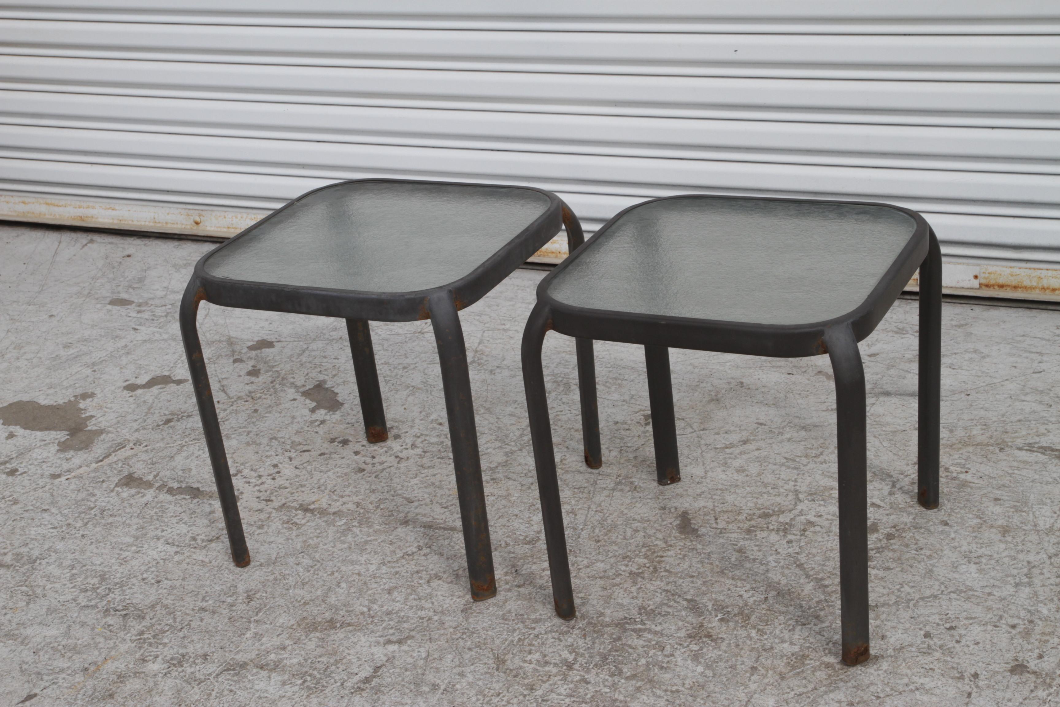 Paar Outdoor-Endtische mit Glasplatten im Angebot 3