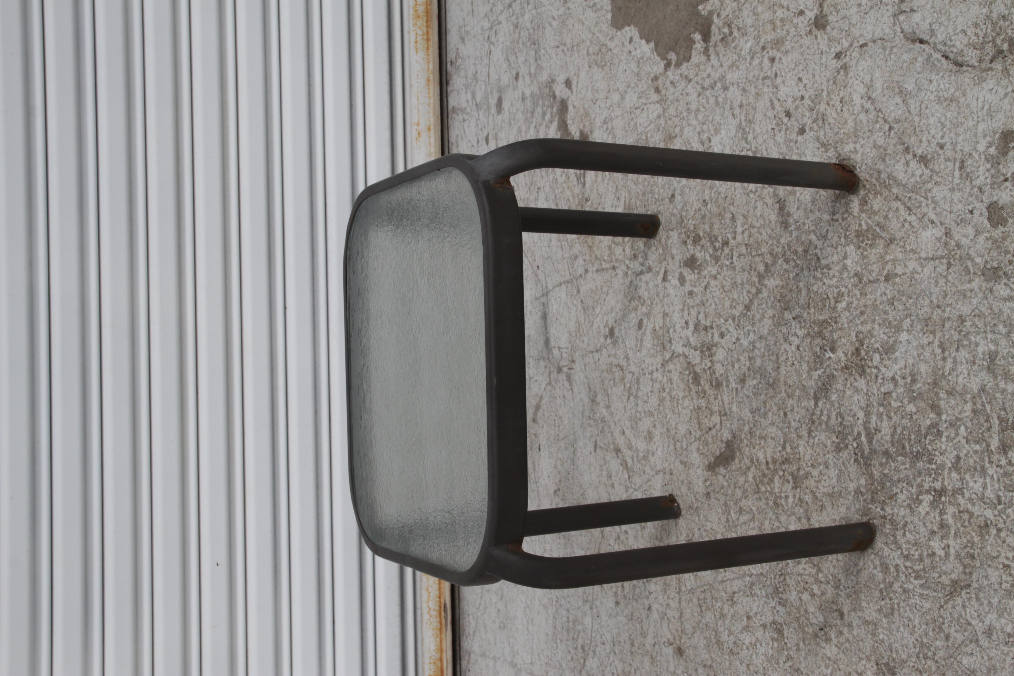 Paar Outdoor-Endtische mit Glasplatten im Angebot 4