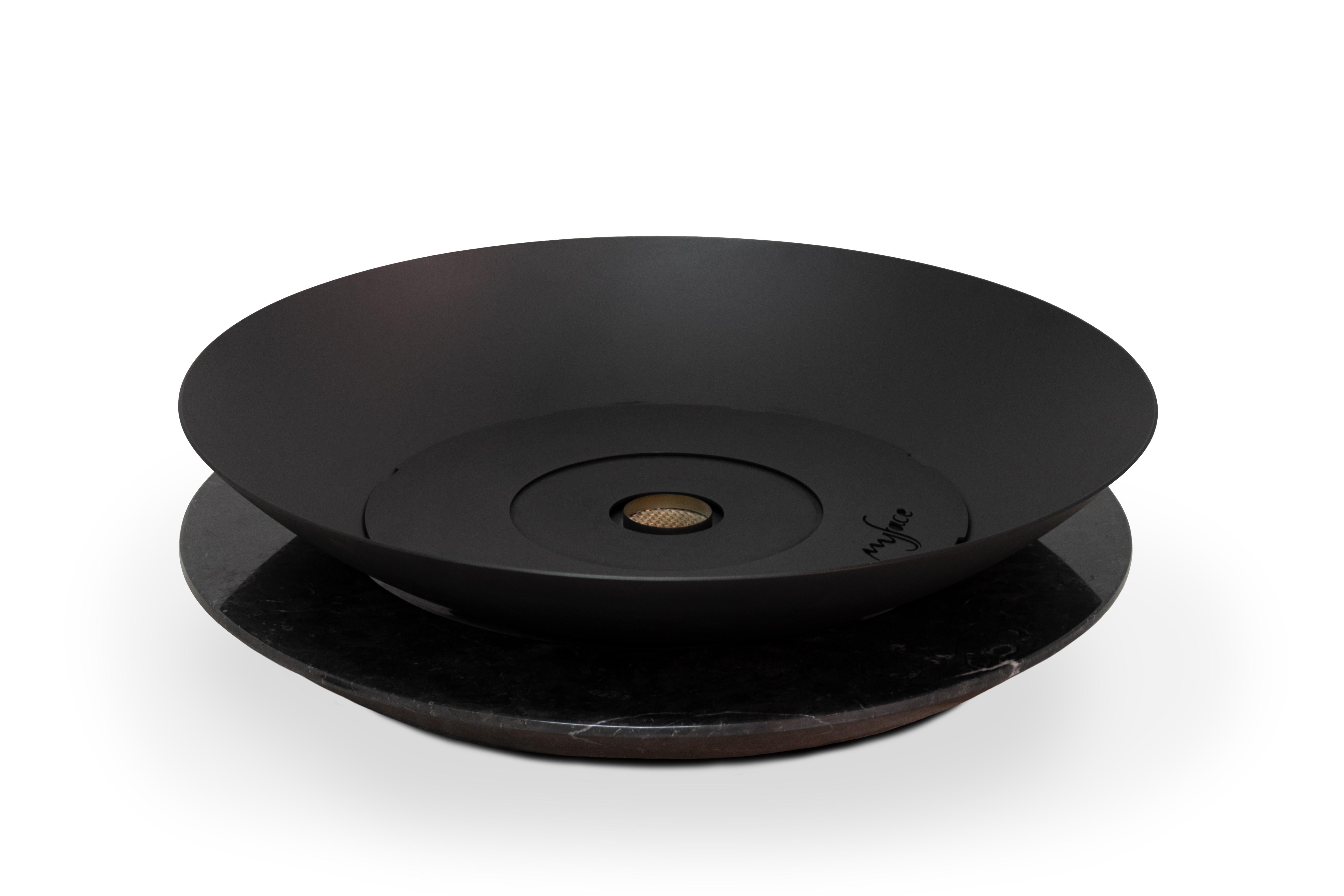 XXI secolo e contemporaneo Caminetto da esterno con base in acciaio al carbonio nero e marmo nero marquina in vendita