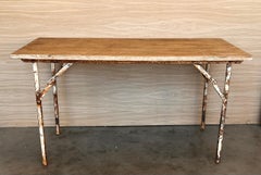 Table d'extérieur pliante avec pieds en fer laqué oxyde, signée