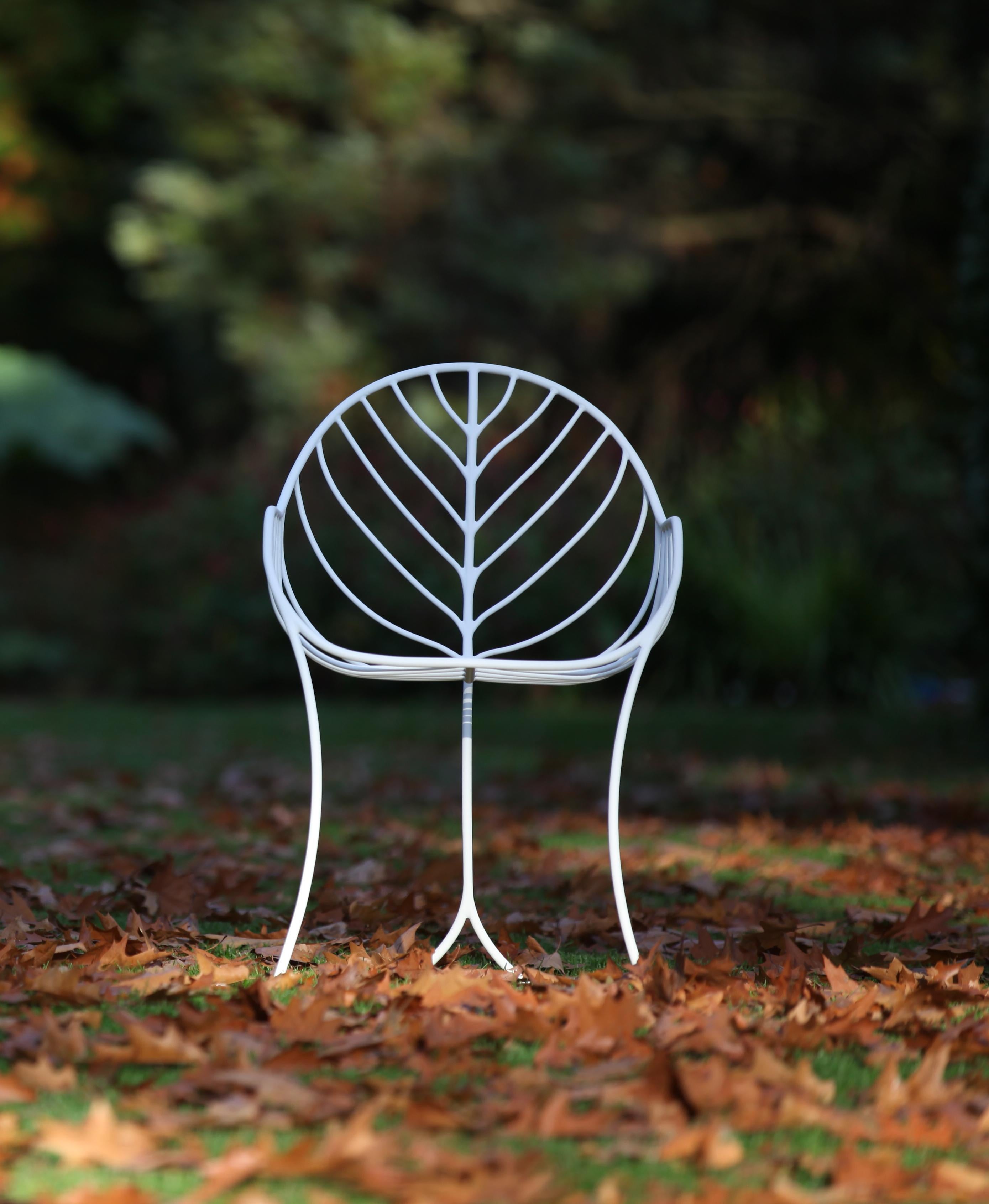 Der von Kris Van Puyvelde für Royal Botania entworfene Sessel Folia ist ein wahrhaft schönes, der Natur nachempfundenes Design. Das Design ist von den Adern eines Blattes inspiriert. Dieser Esszimmerstuhl für den Außenbereich ist in 6 verschiedenen