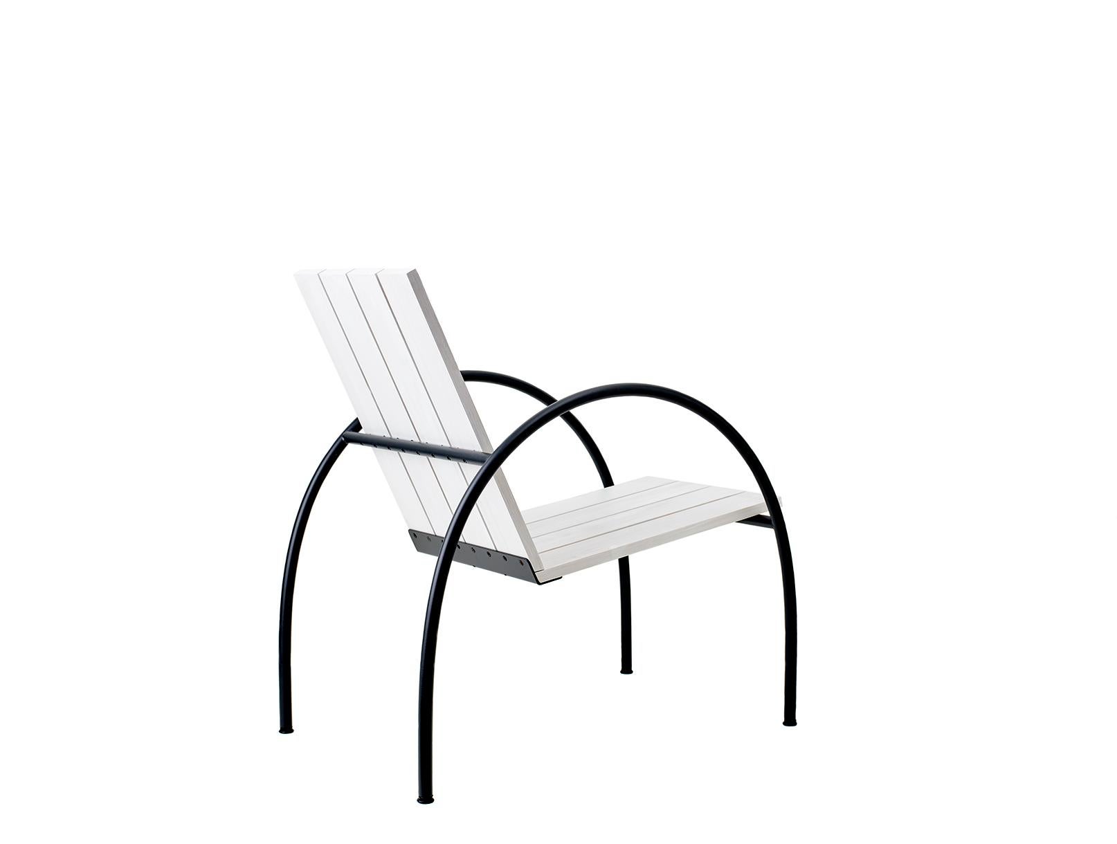 LIV arm chair is a part of the LIV collection designed by Jonas Bohlin in 1997.
The collection was named after his rowing boat LIV, the boat that he and his friends were rowing from Stockholm to Paris on open water, along rivers and canals for 116