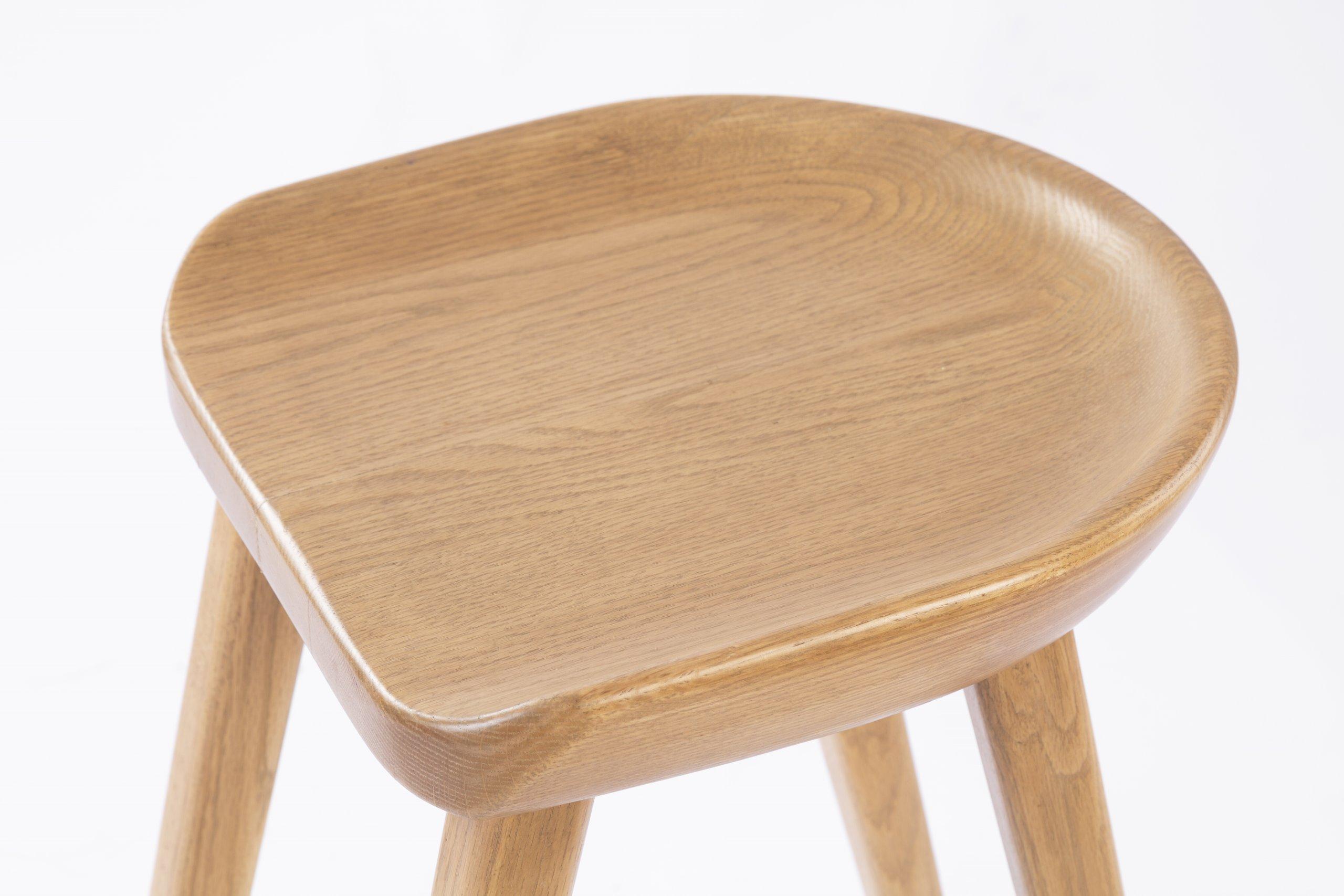 Este taburete de bar se inspira en una época más sencilla y feliz. Su diseño refleja el aire desenfadado del pasado, lo que la convierte en un complemento alegre y funcional para cualquier espacio. Fabricada con madera de roble maciza, está hecha